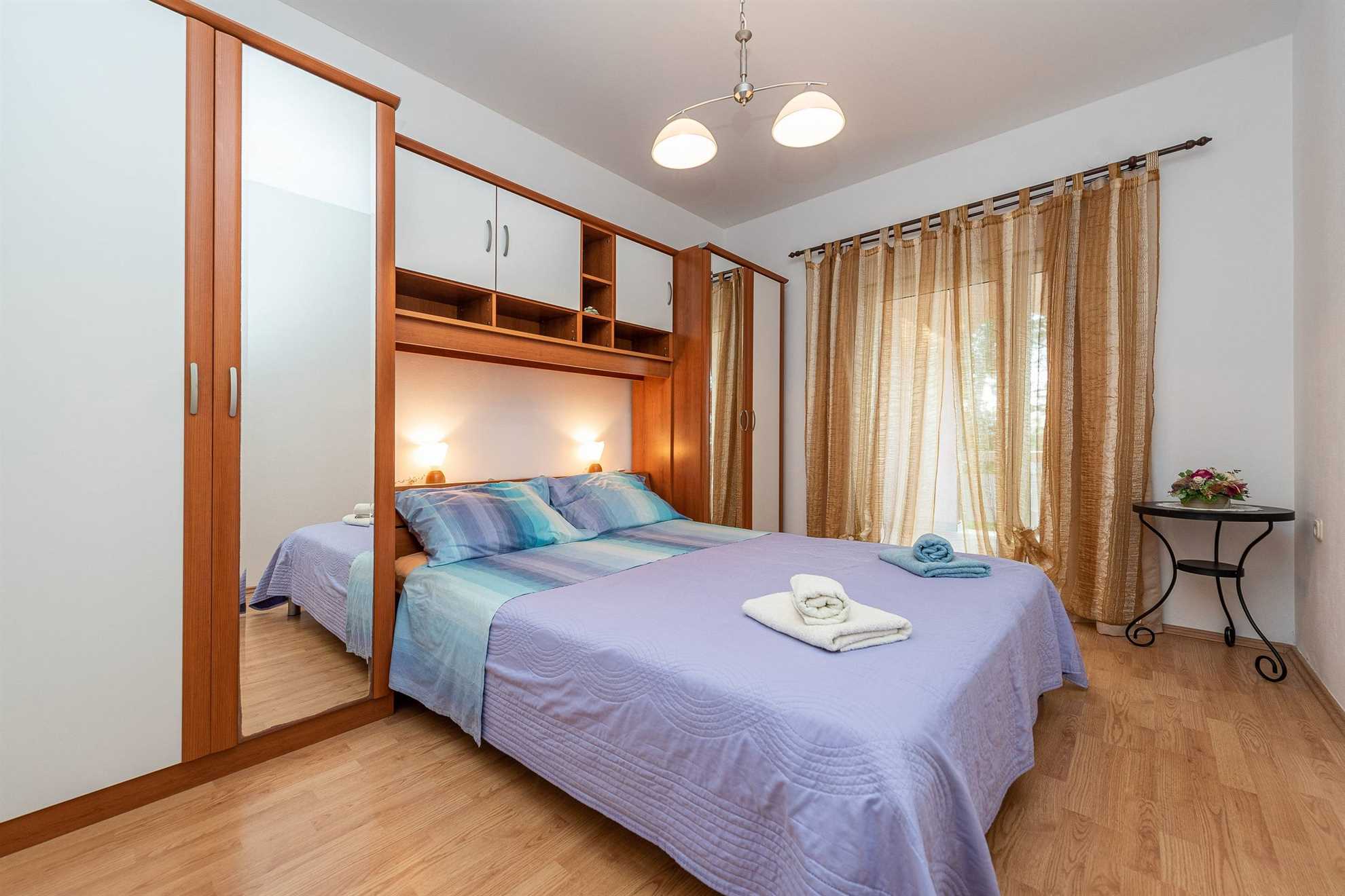 Apartment for 8 persons | Air conditioning, satellite TV | 30 m to the sandy beach Smratine
