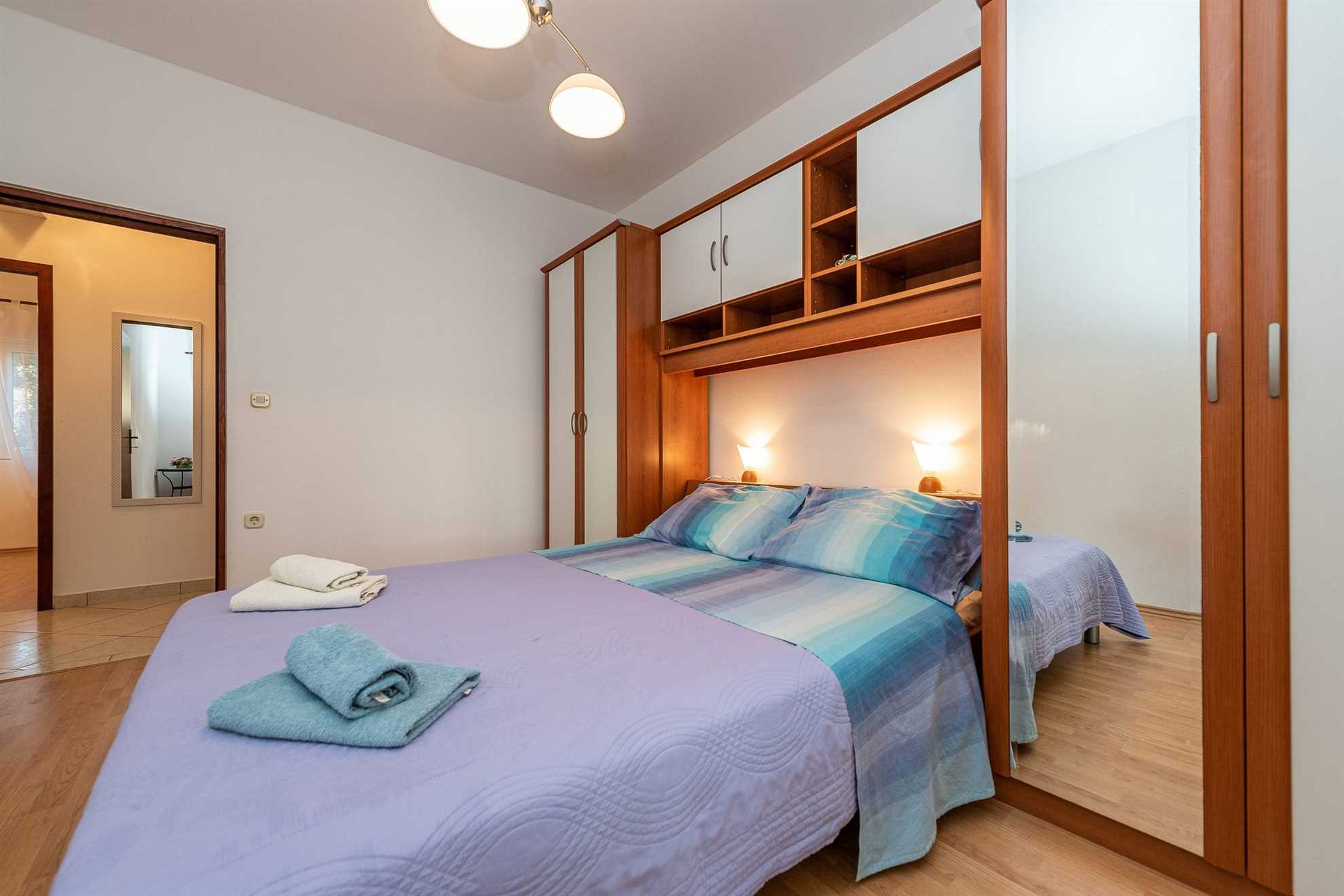 Apartment for 8 persons | Air conditioning, satellite TV | 30 m to the sandy beach Smratine