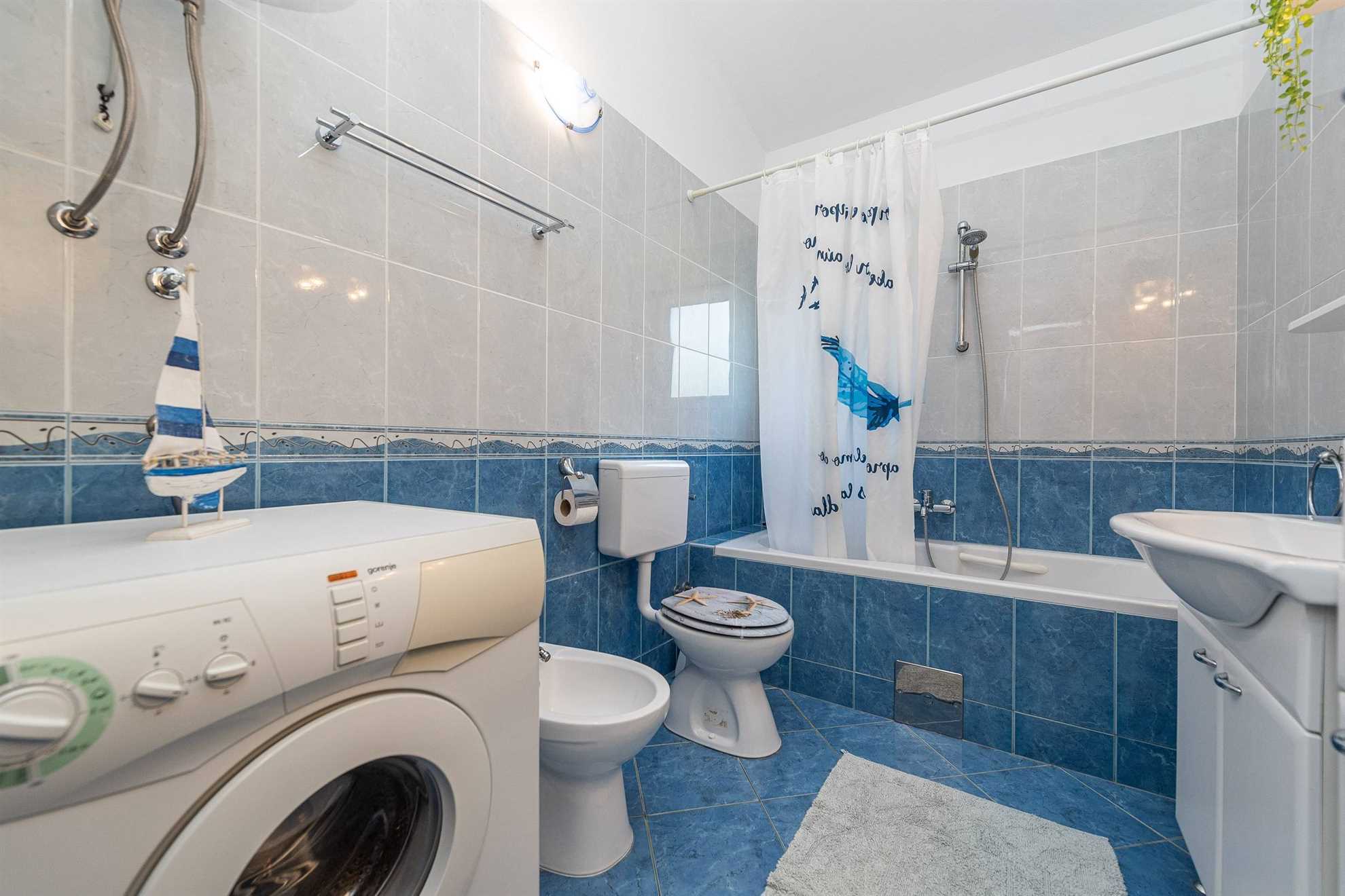 Apartment for 8 persons | Air conditioning, satellite TV | 30 m to the sandy beach Smratine