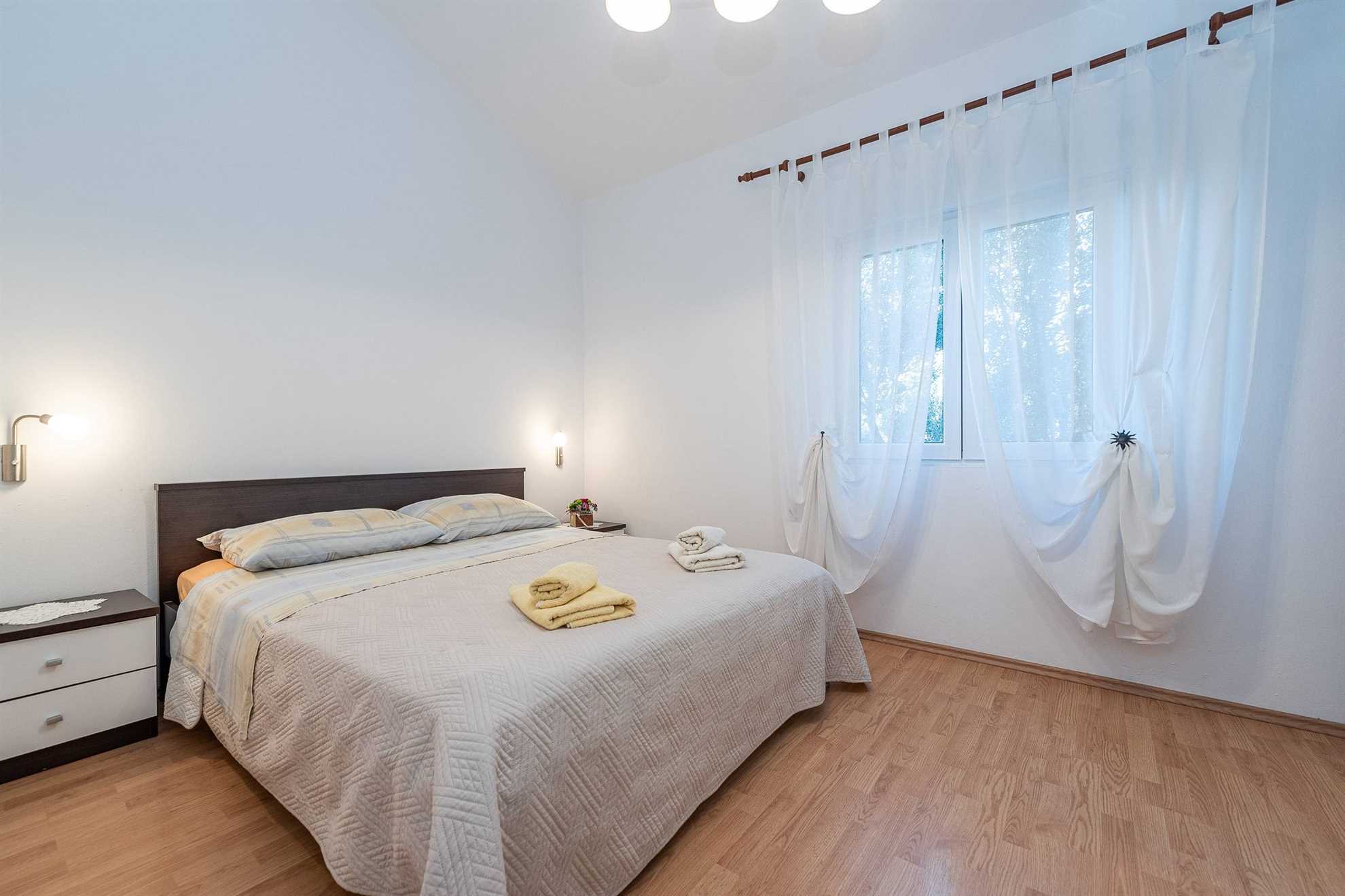 Apartment for 8 persons | Air conditioning, satellite TV | 30 m to the sandy beach Smratine