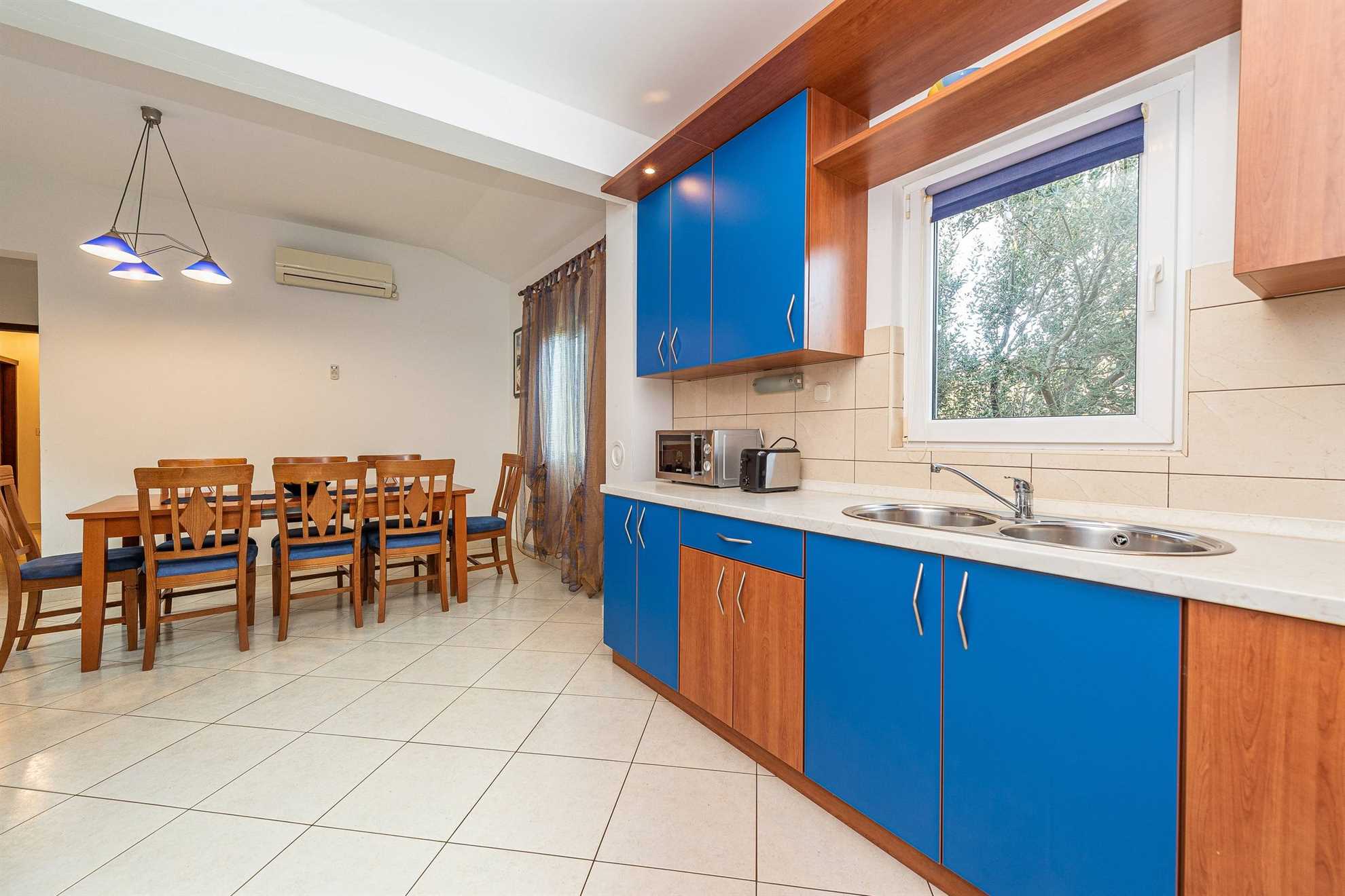 Apartment for 8 persons | Air conditioning, satellite TV | 30 m to the sandy beach Smratine