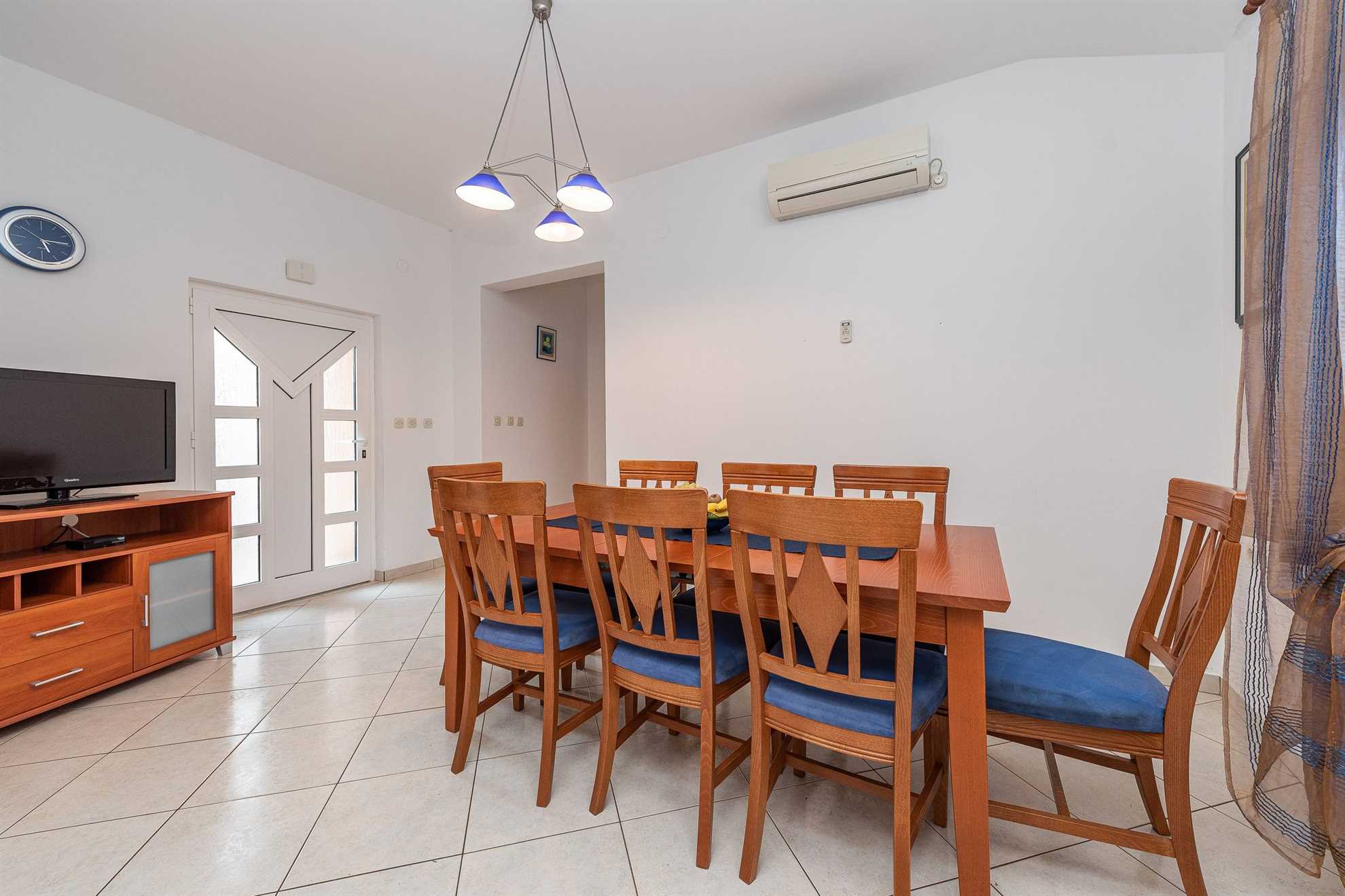 Apartment for 8 persons | Air conditioning, satellite TV | 30 m to the sandy beach Smratine
