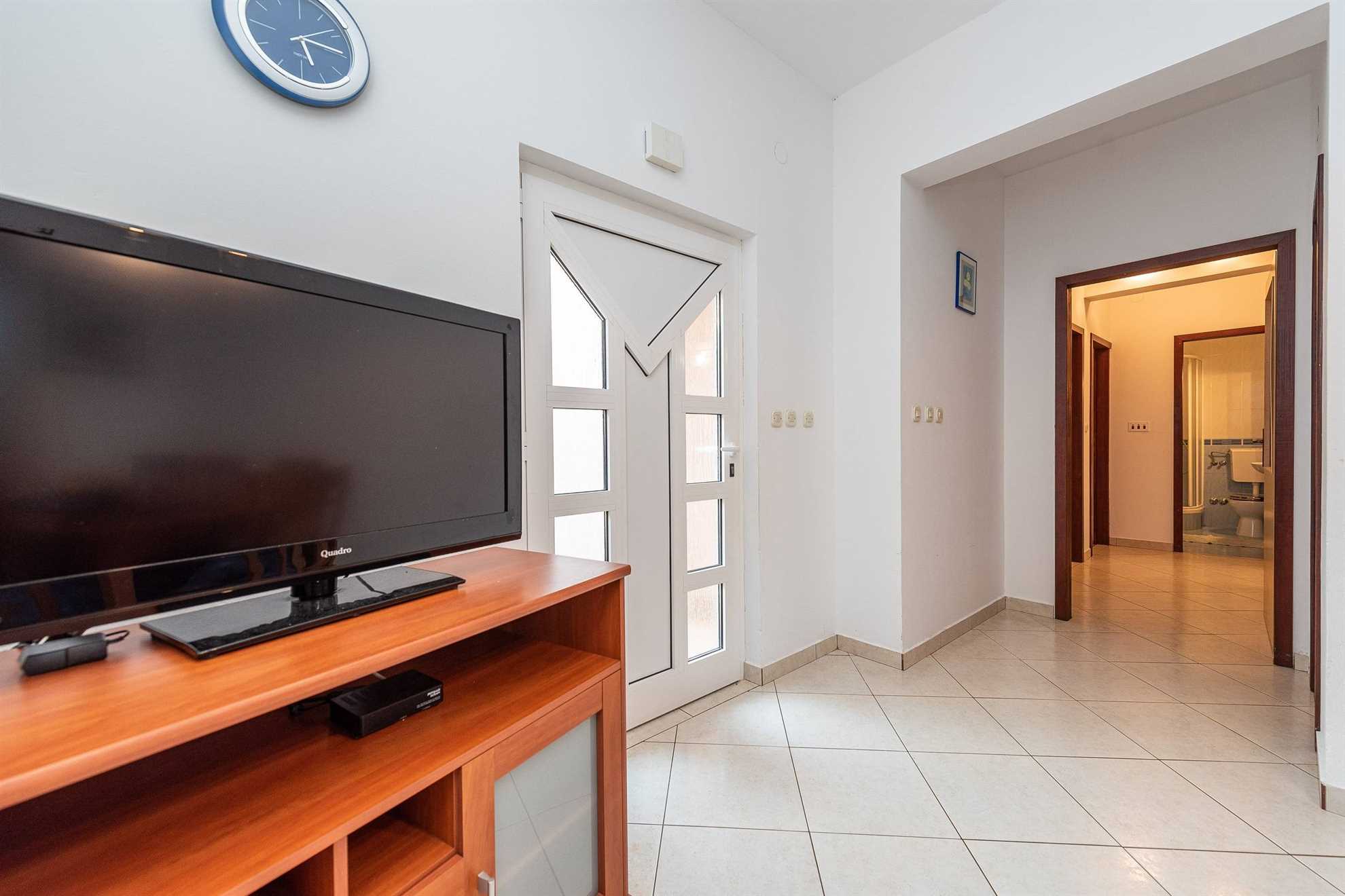 Apartment for 8 persons | Air conditioning, satellite TV | 30 m to the sandy beach Smratine