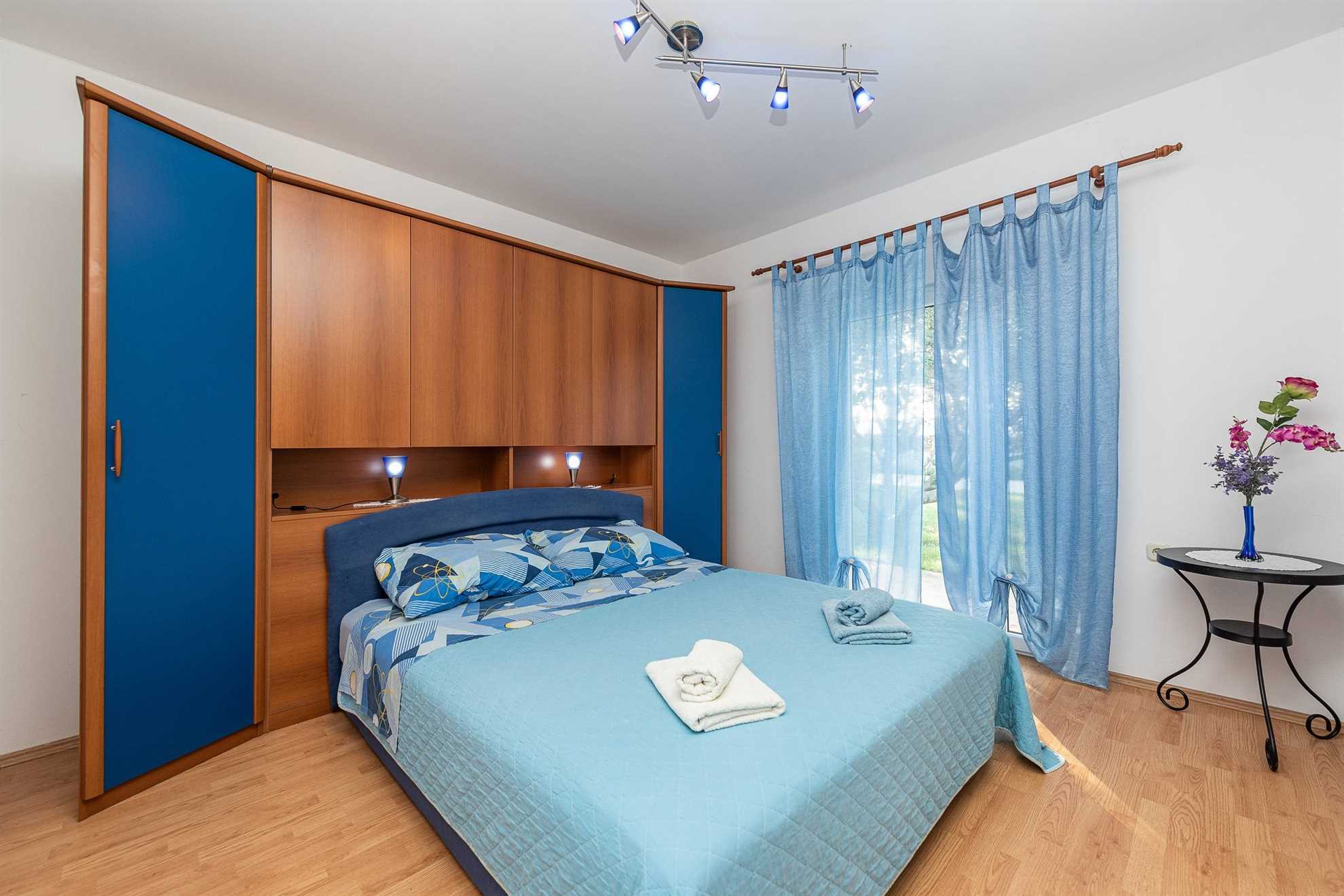 Apartment for 8 persons | Air conditioning, satellite TV | 30 m to the sandy beach Smratine