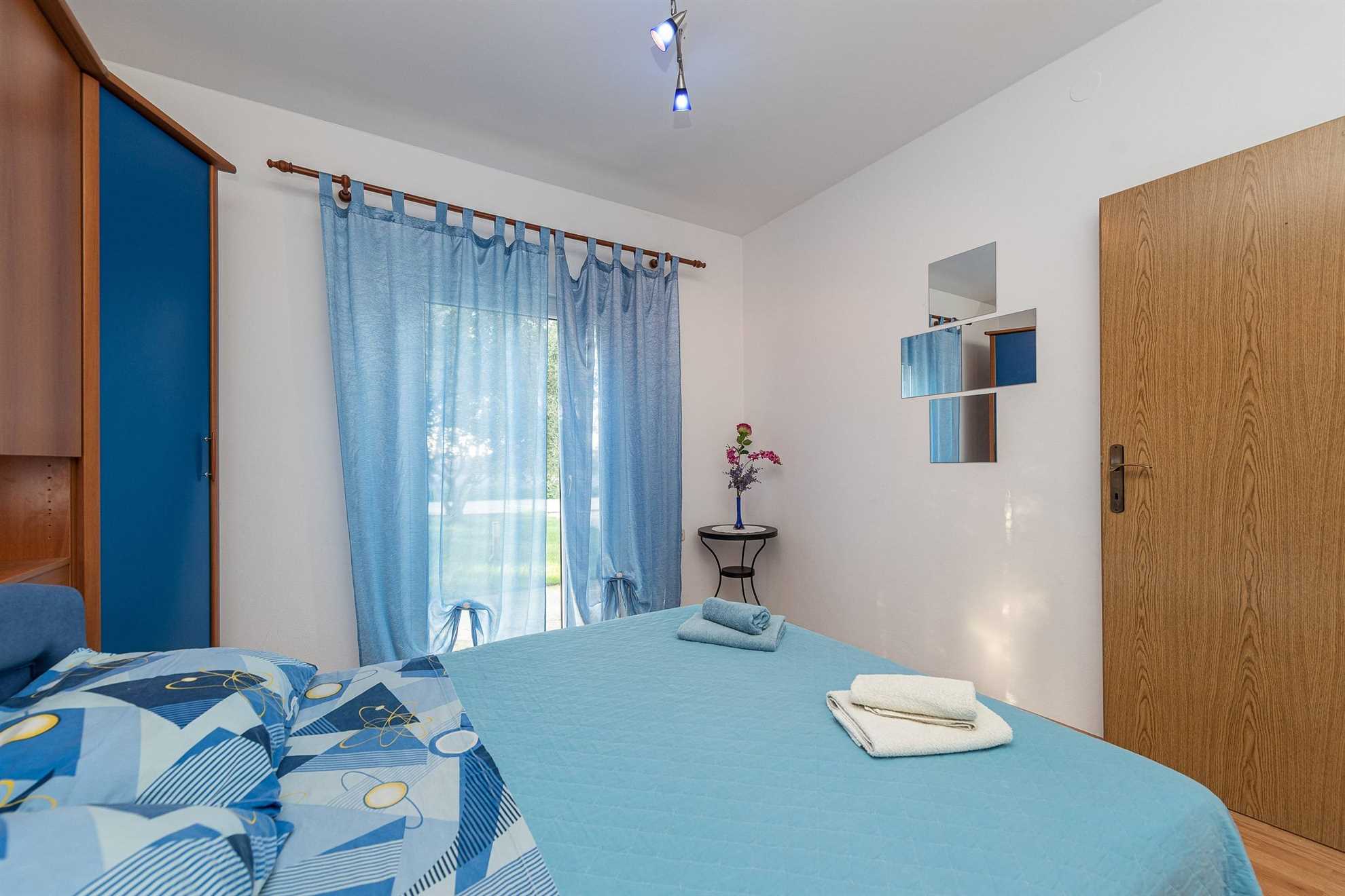 Apartment for 8 persons | Air conditioning, satellite TV | 30 m to the sandy beach Smratine