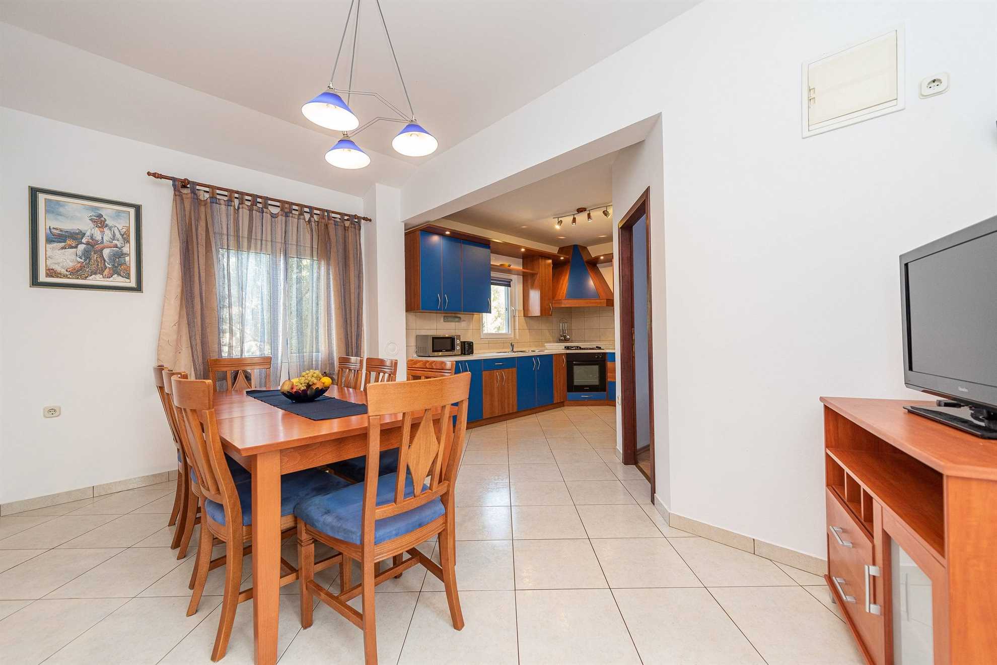 Apartment for 8 persons | Air conditioning, satellite TV | 30 m to the sandy beach Smratine