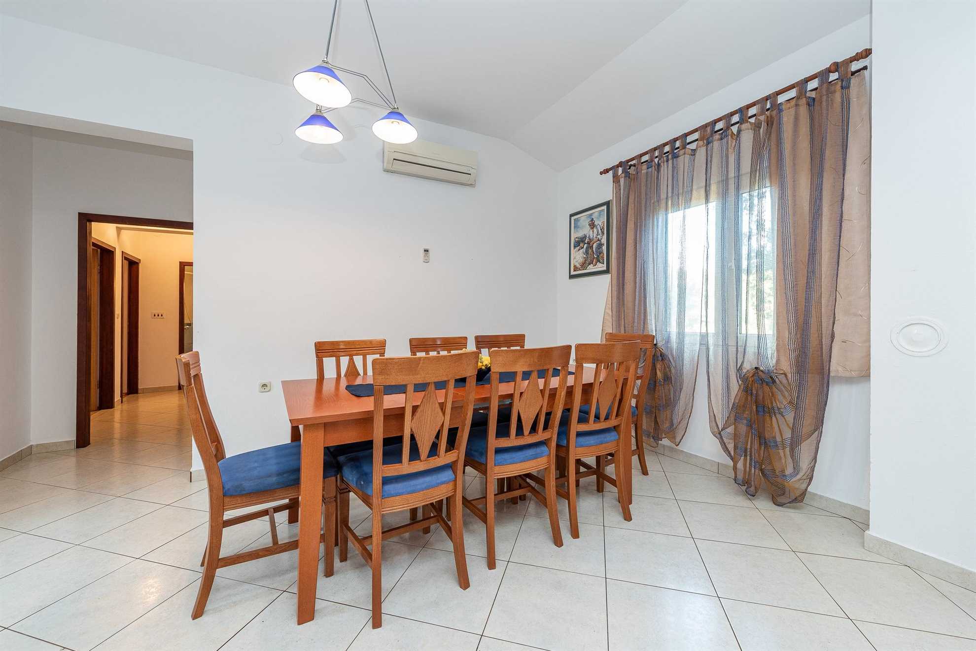 Apartment for 8 persons | Air conditioning, satellite TV | 30 m to the sandy beach Smratine