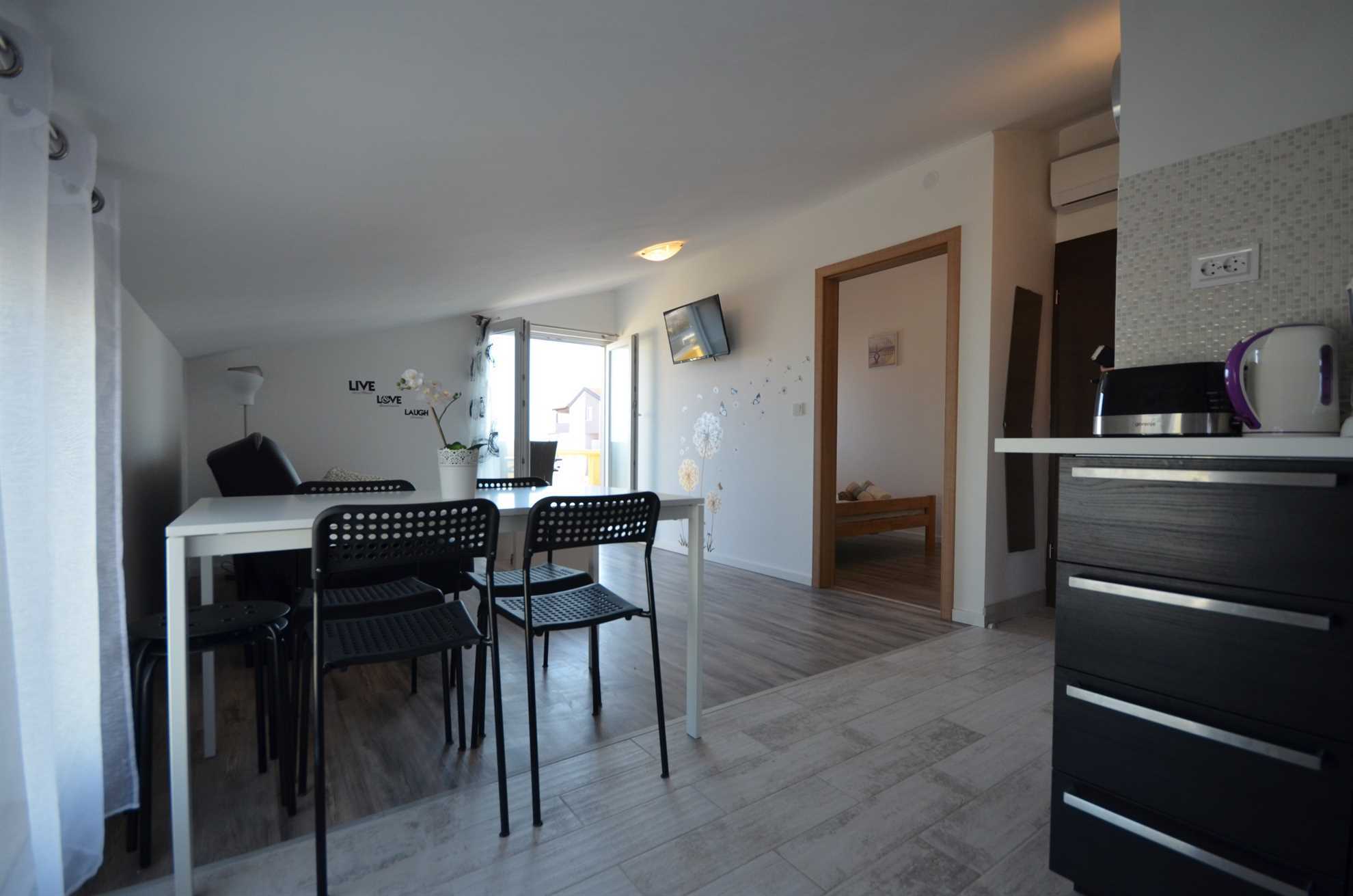Apartment with sea view | for 2-4 persons | 200 m from beach