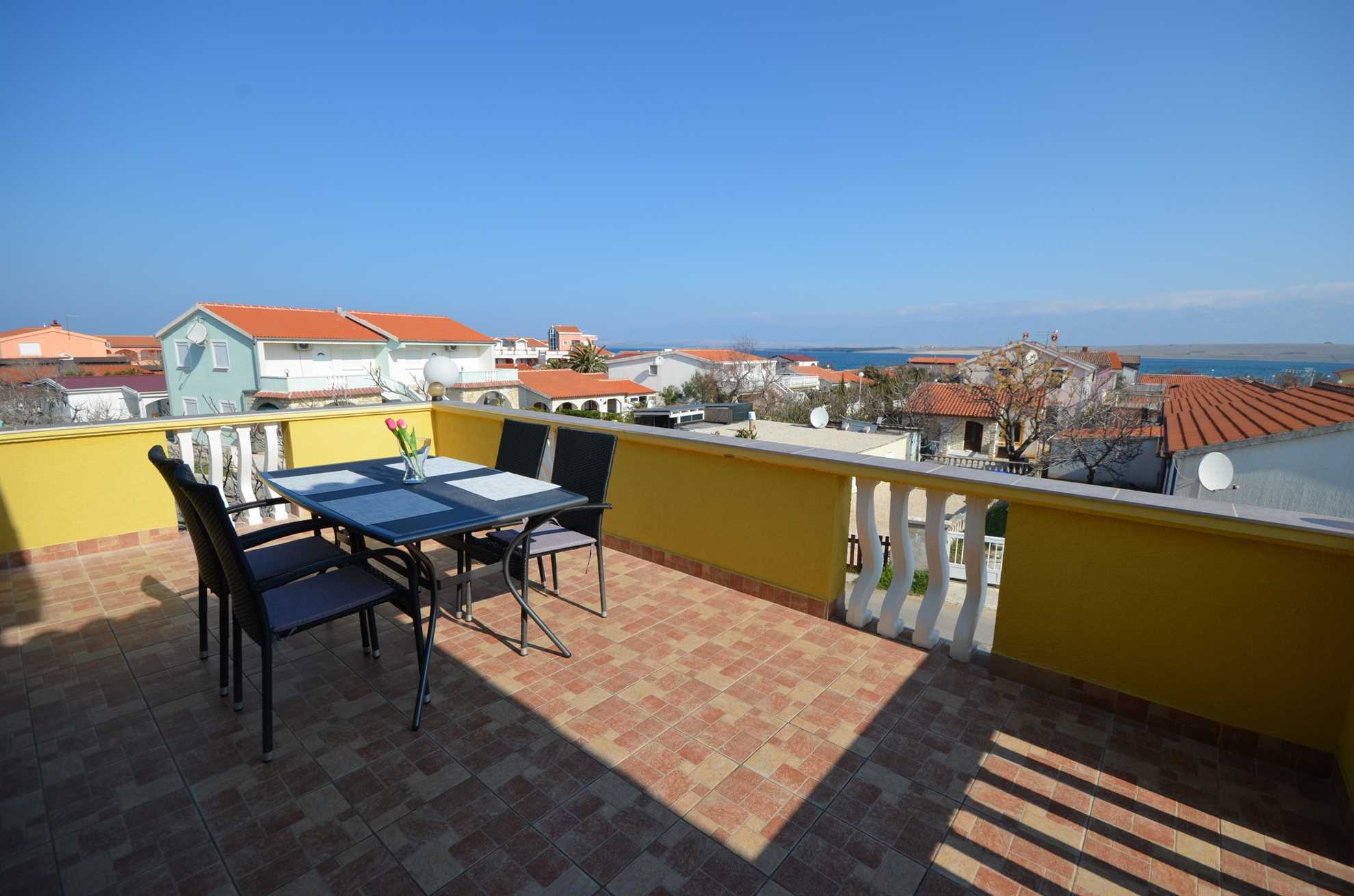 Apartment with sea view | for 2-4 persons | 200 m from beach