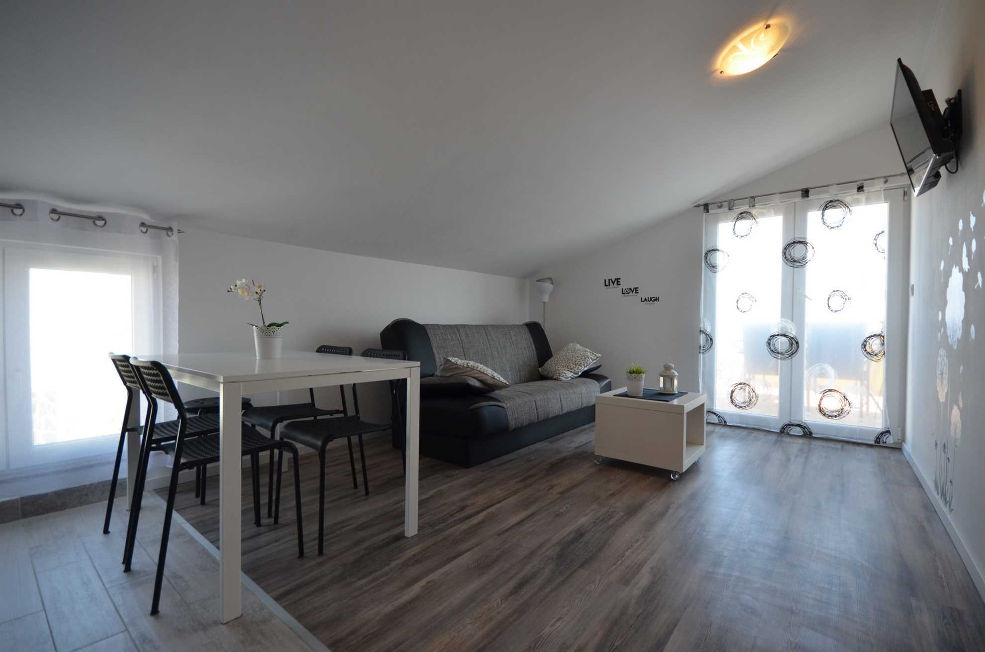 Apartment with sea view | for 2-4 persons | 200 m from beach
