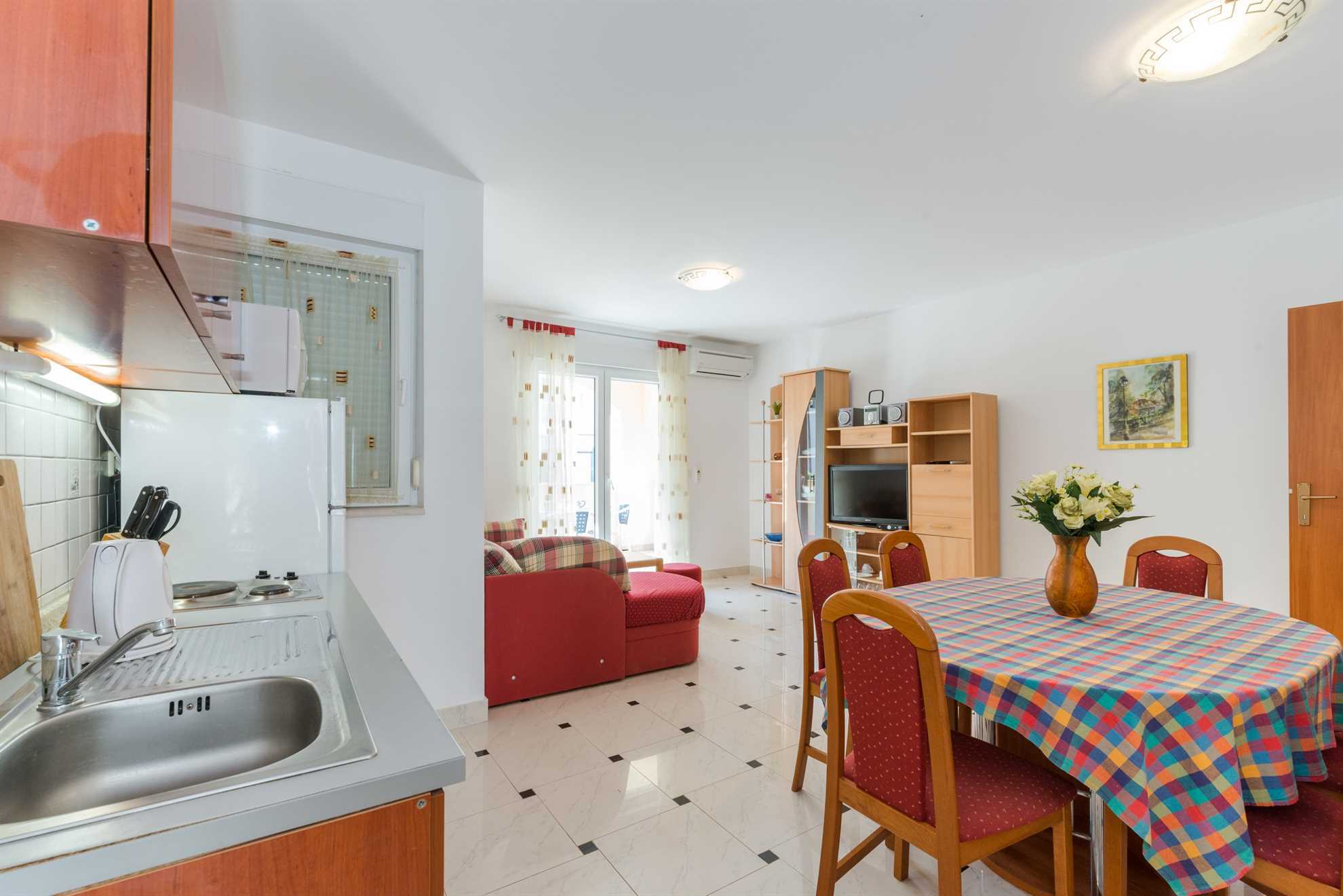 Apartment with partial sea view | for 3-5 persons | air conditioning, WiFi, satellite TV, BBQ