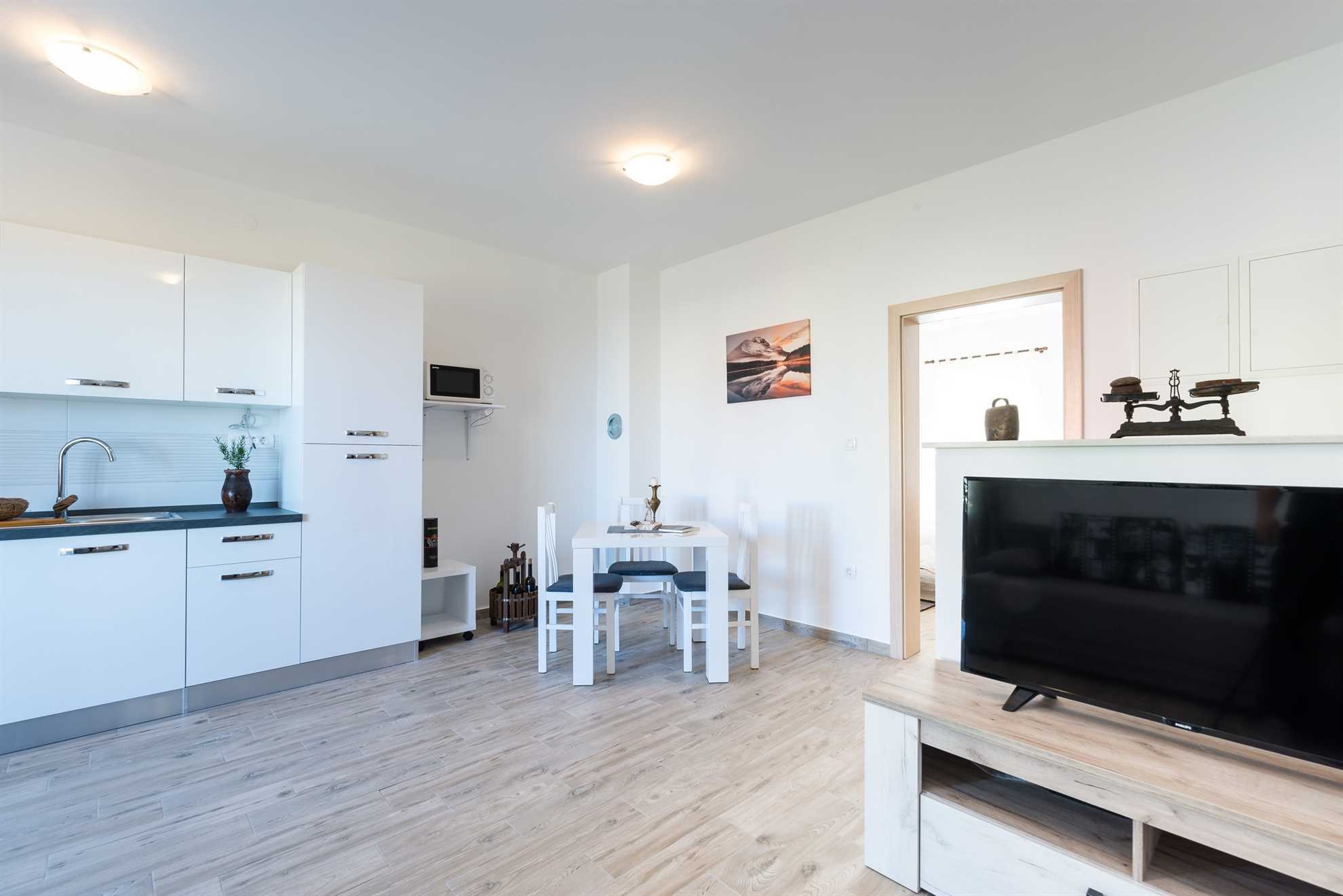 30 m od mora | apartman s pogledom na more | klima, satelitska tv, internet