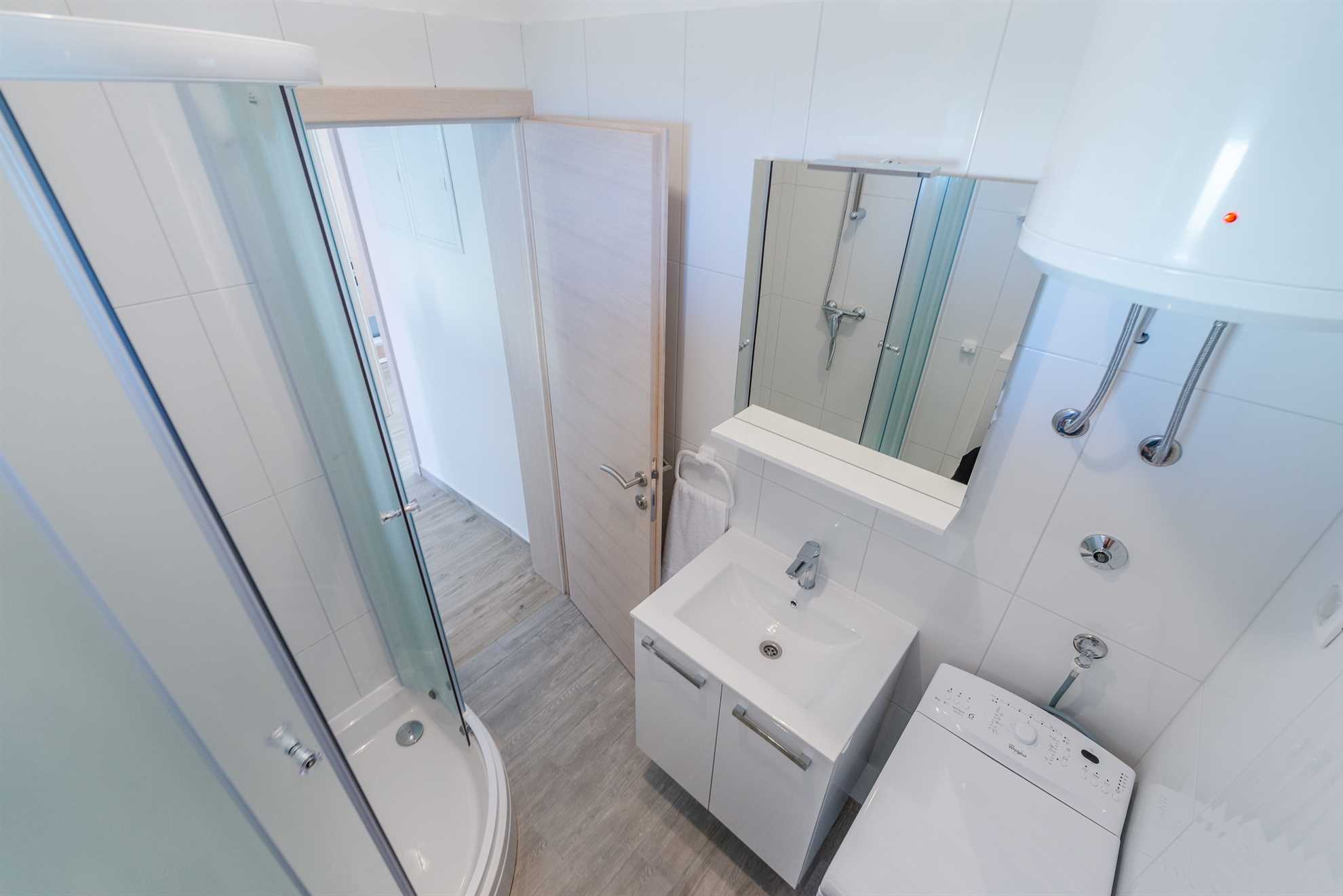 30 m od mora | apartman s pogledom na more | klima, satelitska tv, internet