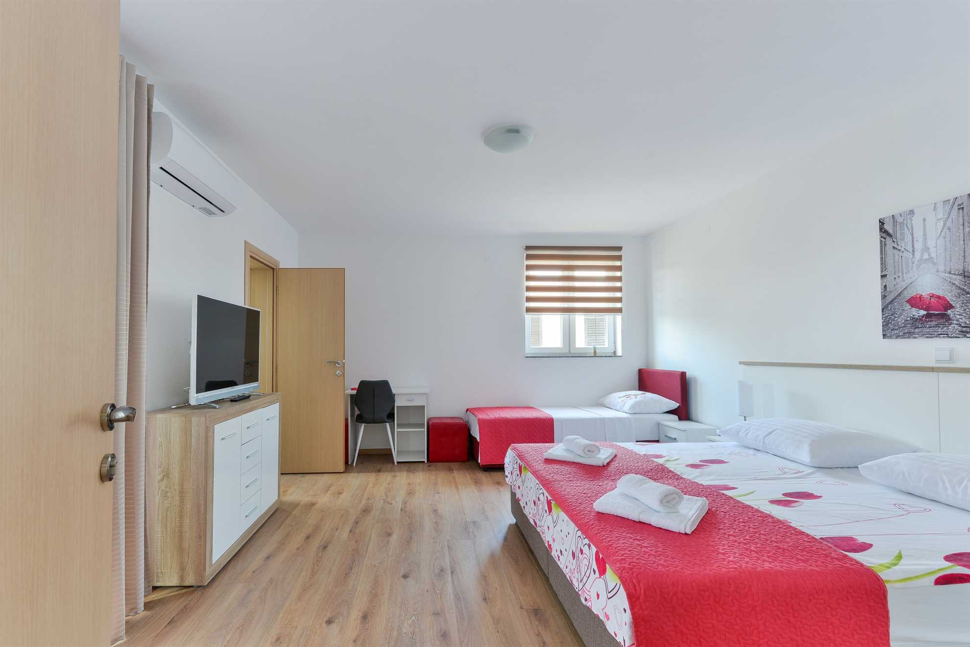 200 m from beach | modern apartment for 4-6 persons | air conditioning, WiFi, BBQ