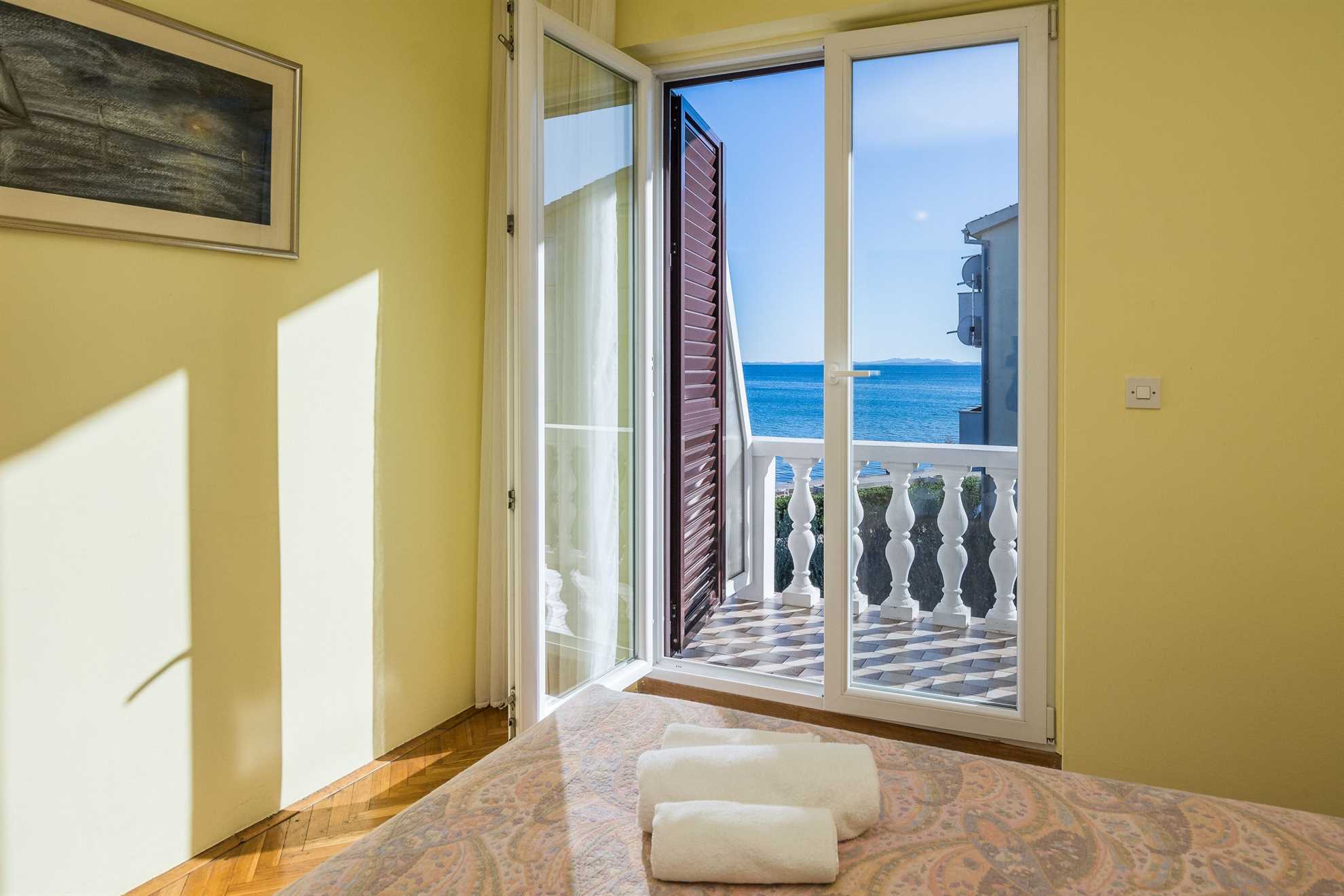 Directly on beach | roofed and furnished balcony | for 4 persons