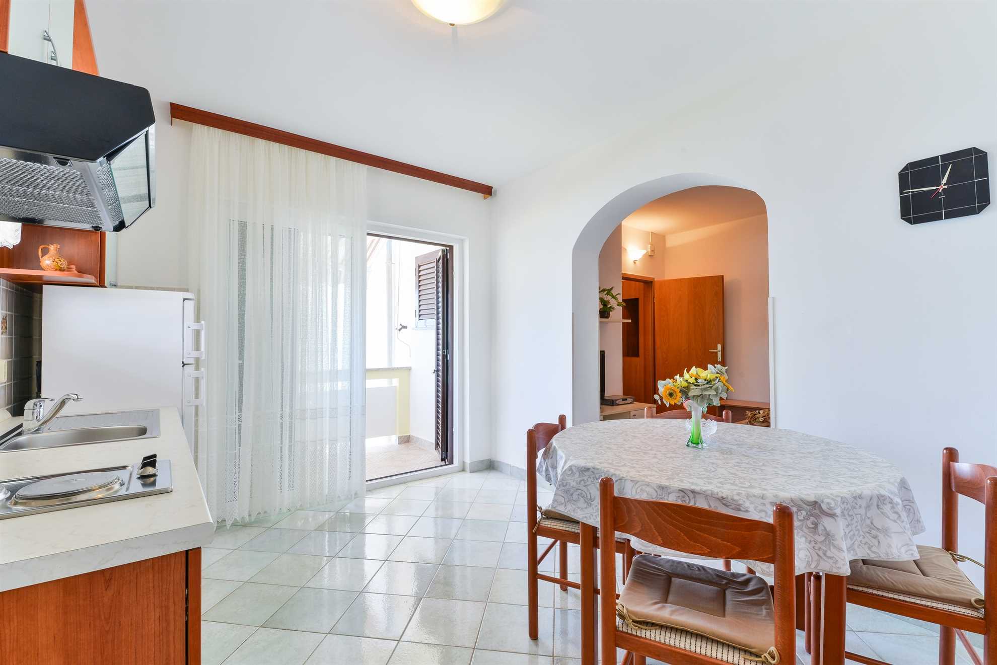 Fully equipped apartment | just 20 m from beach | ideal for 2-4 persons