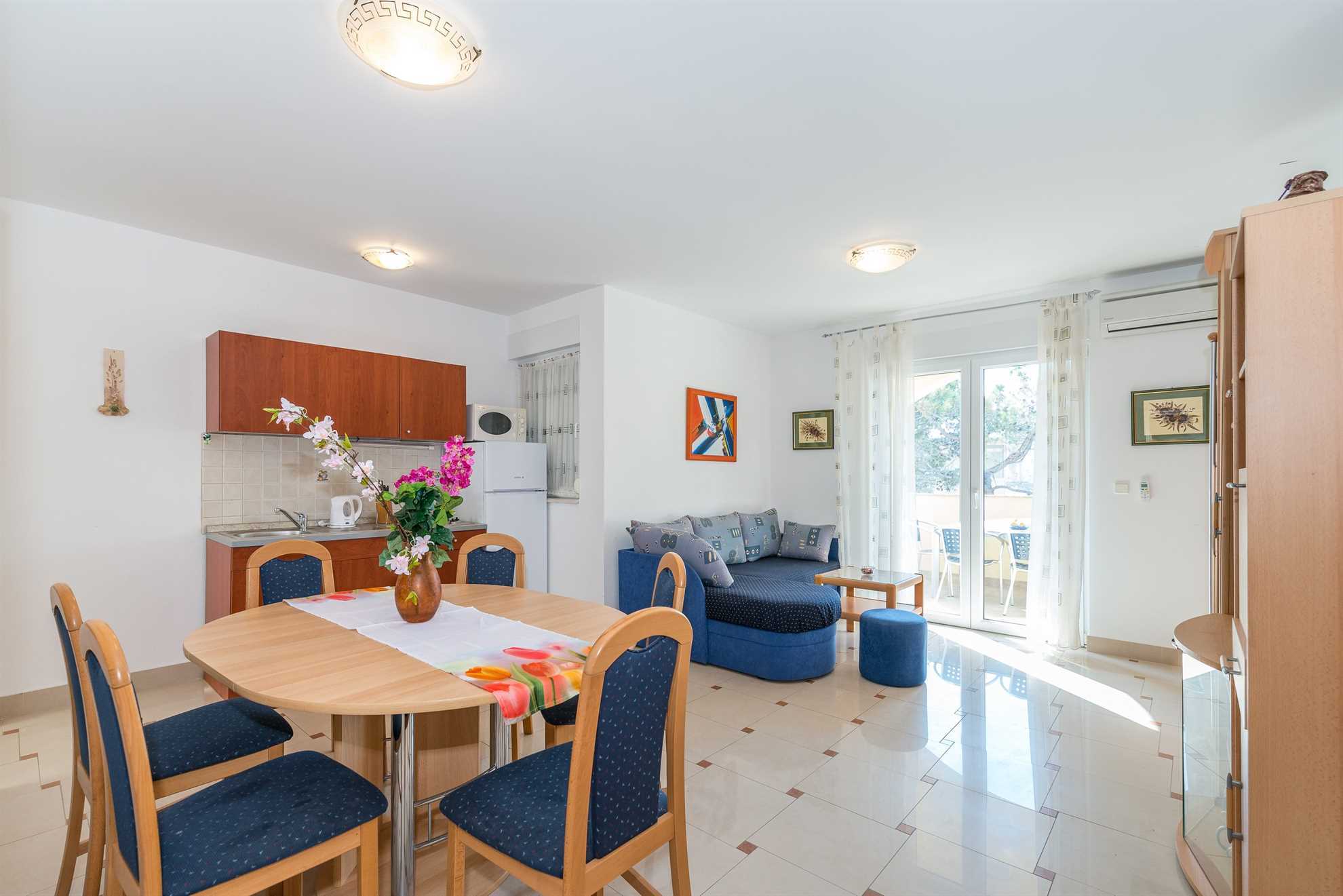 Apartment for 4-6 persons | just 70 m from beach | with sea view