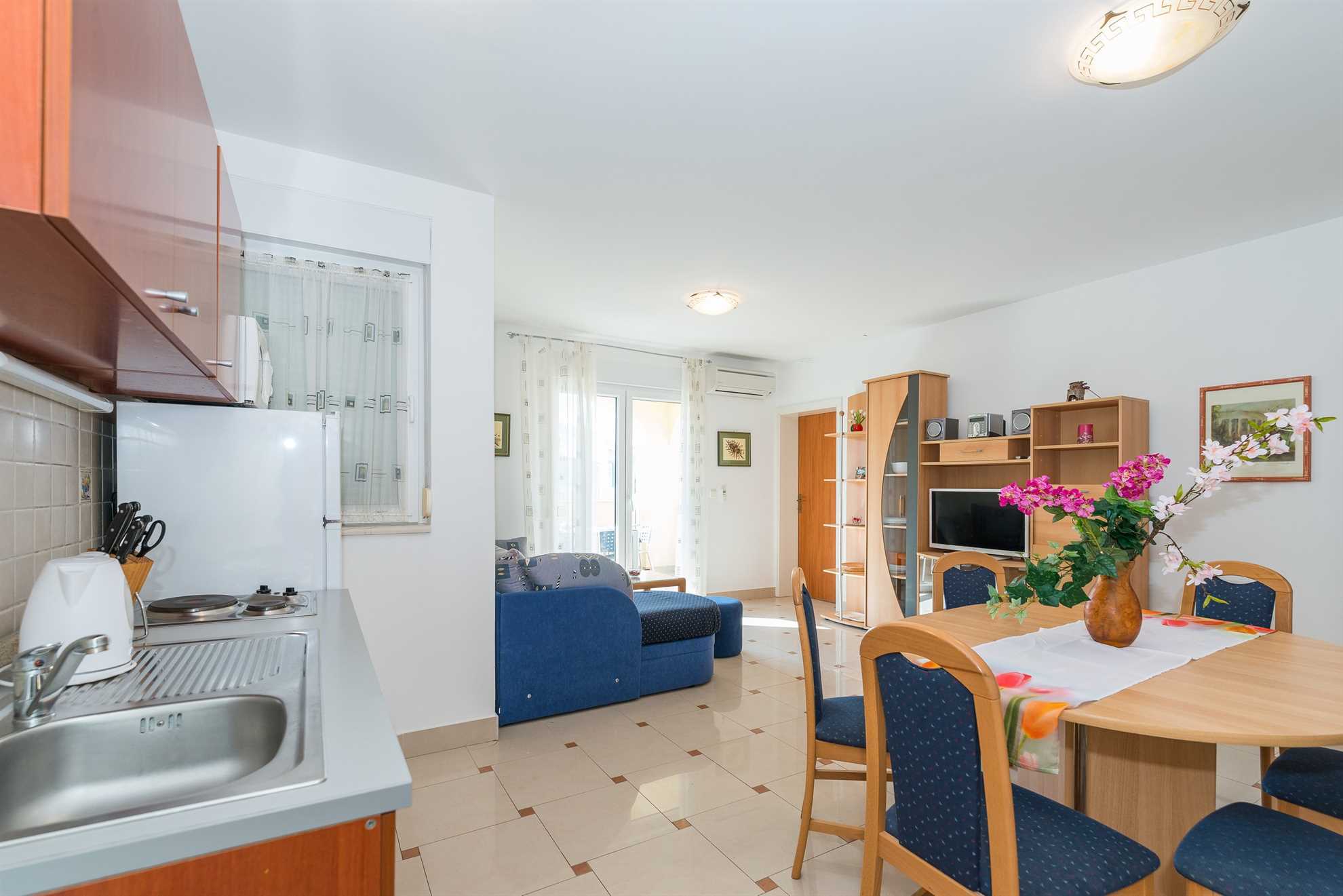 Apartment for 4-6 persons | just 70 m from beach | with sea view