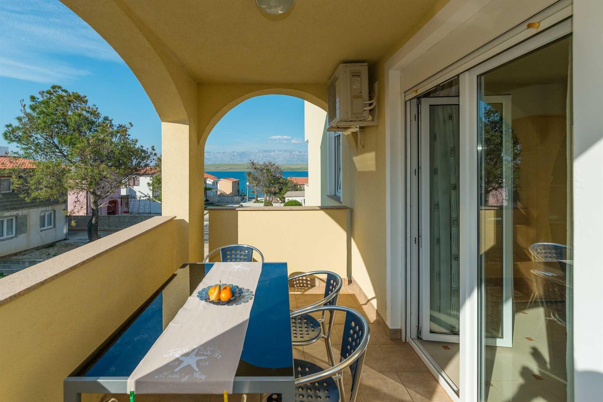 Apartment for 4-6 persons | just 70 m from beach | with sea view
