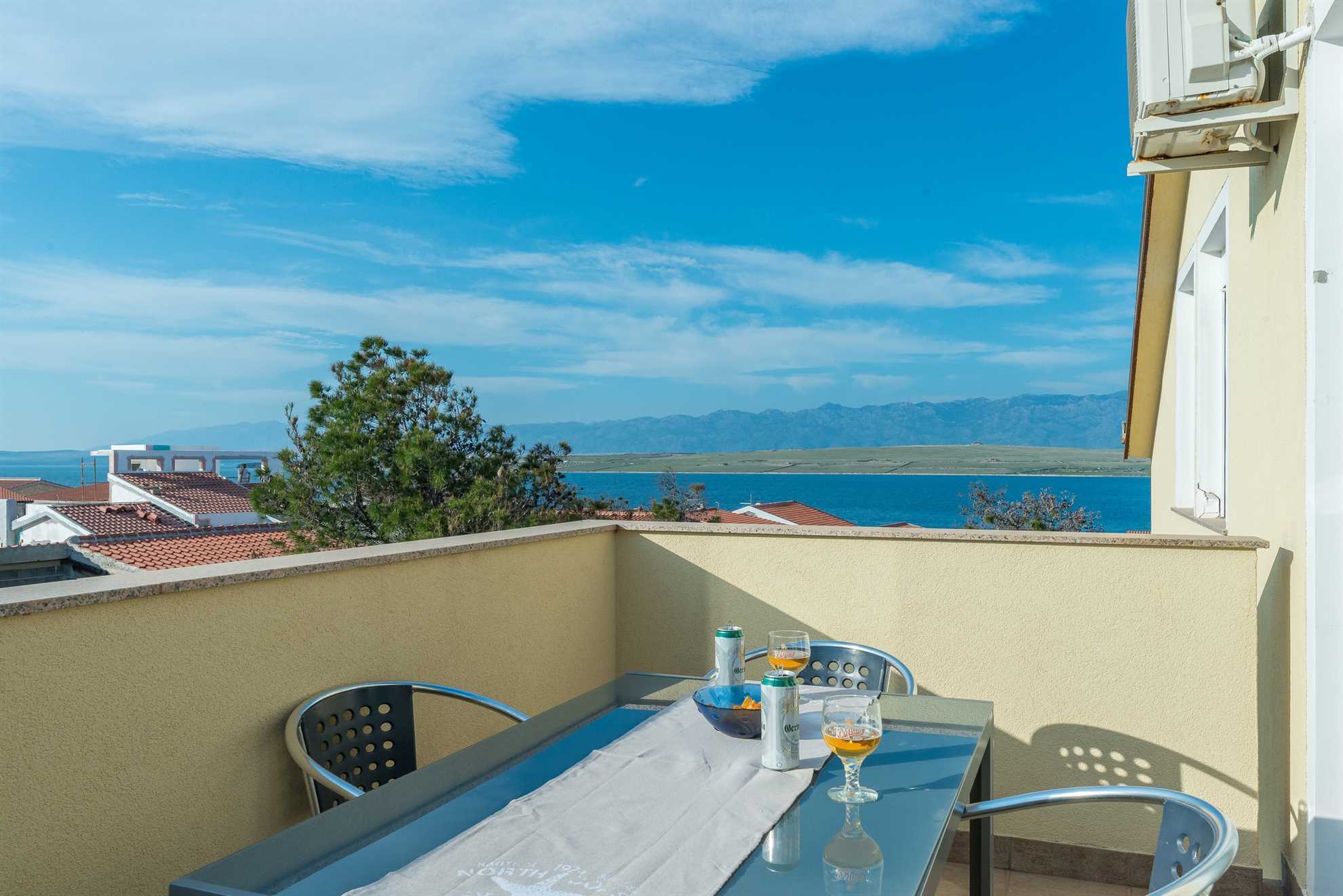 Apartment ideal for family | for 4-6 persons | with sea view | just 70 m from beach