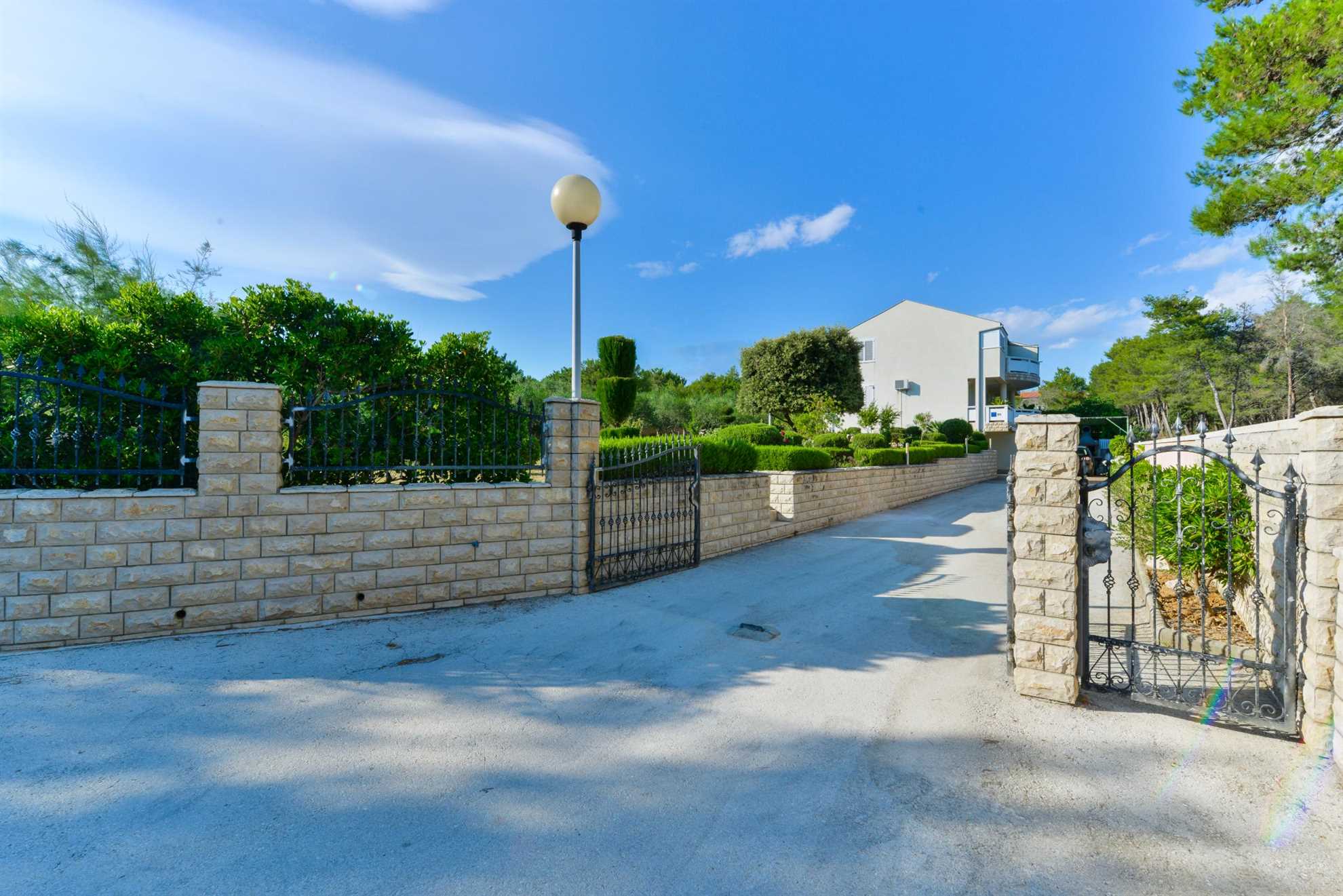 50 m from beach | Apartment with air conditioning and BBQ
