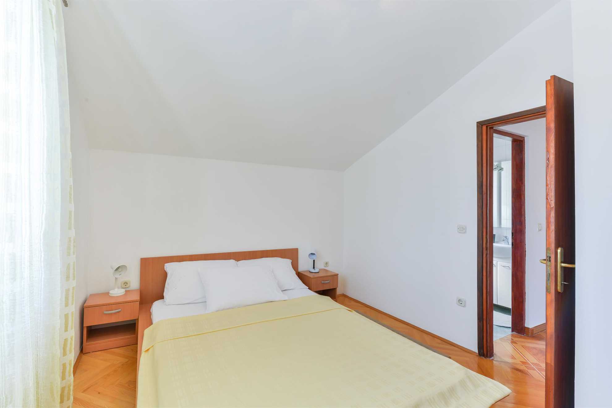 50 m from beach | Apartment with air conditioning and BBQ