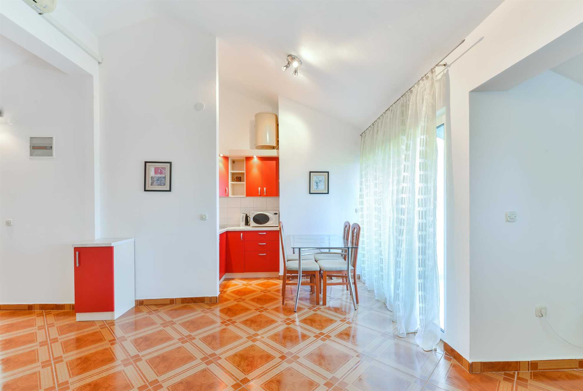 50 m from beach | Apartment with air conditioning and BBQ