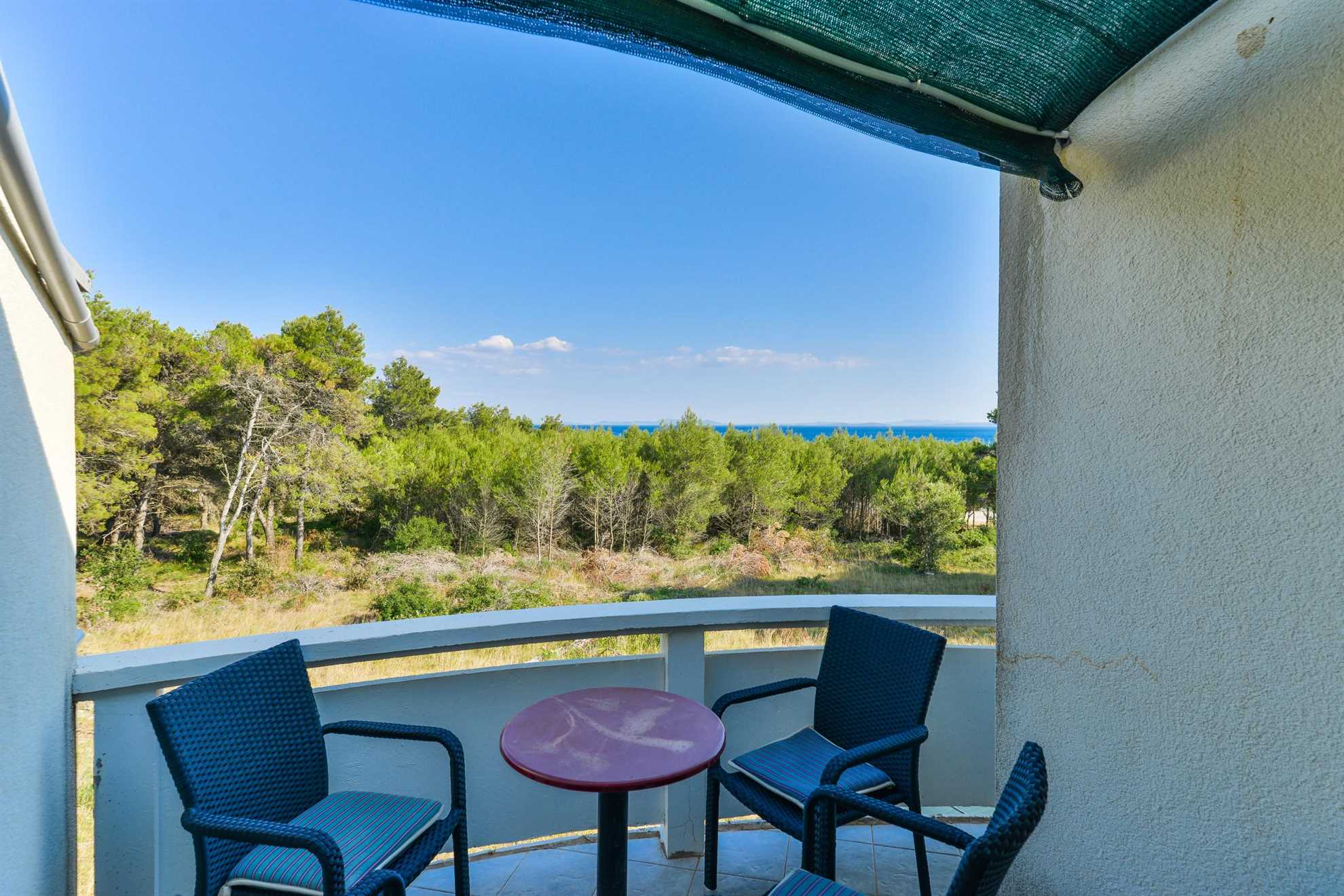 50 m from beach | Apartment with air conditioning and BBQ