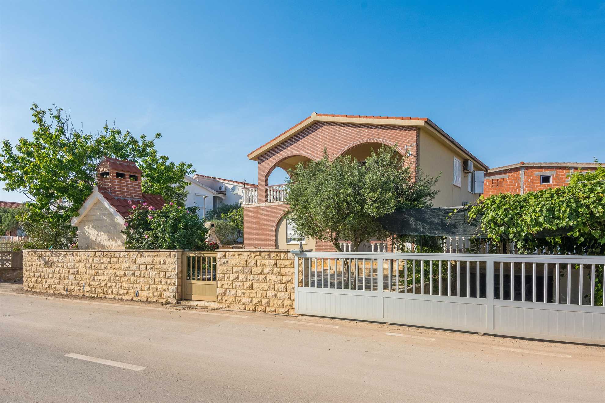 Apartment ideal for 2-4 per. | 200 m from the beach | Air conditioning, satellite tv, WiFi