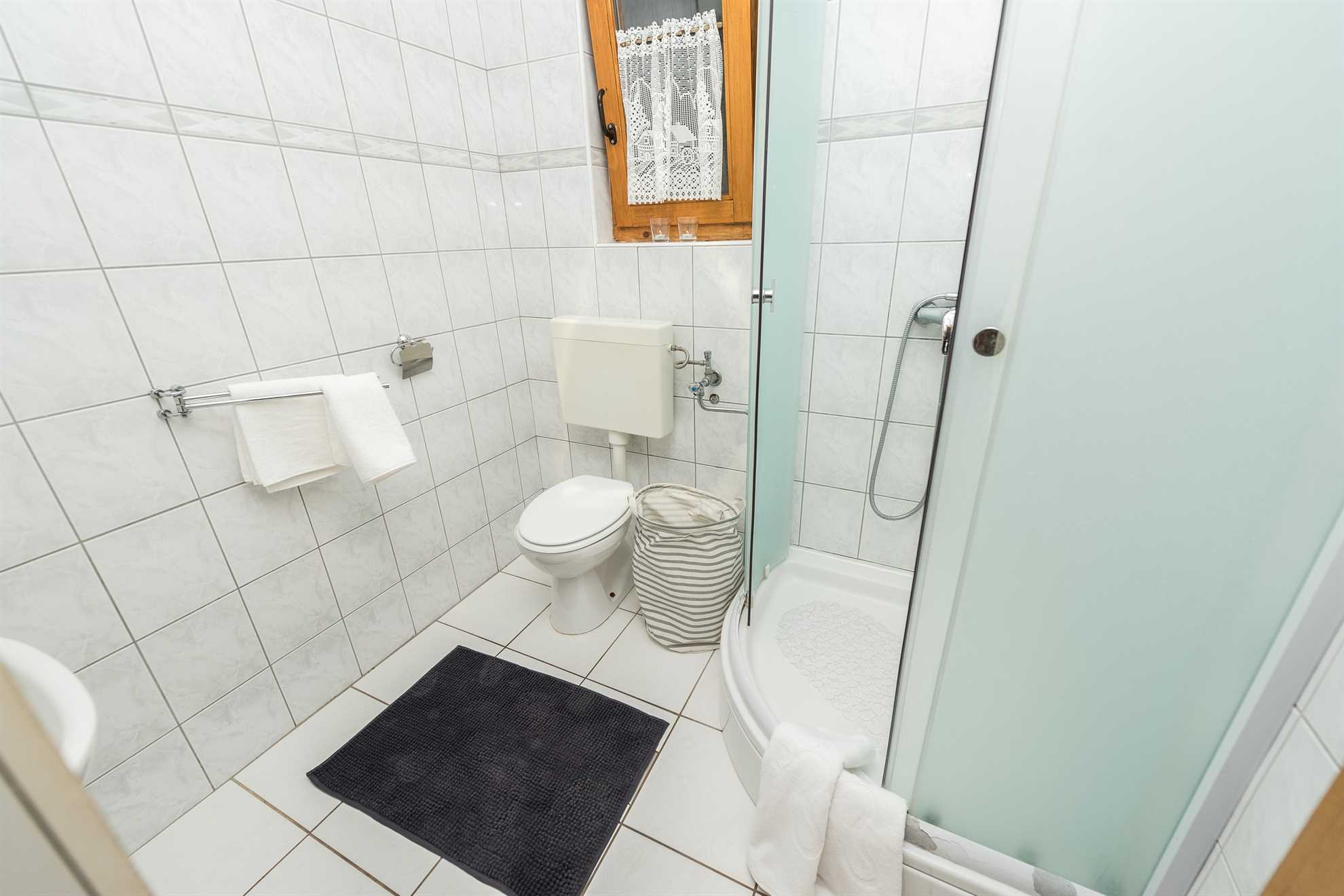 Spacious apartment for 6-8 persons | just 80 m from beach | with sea view