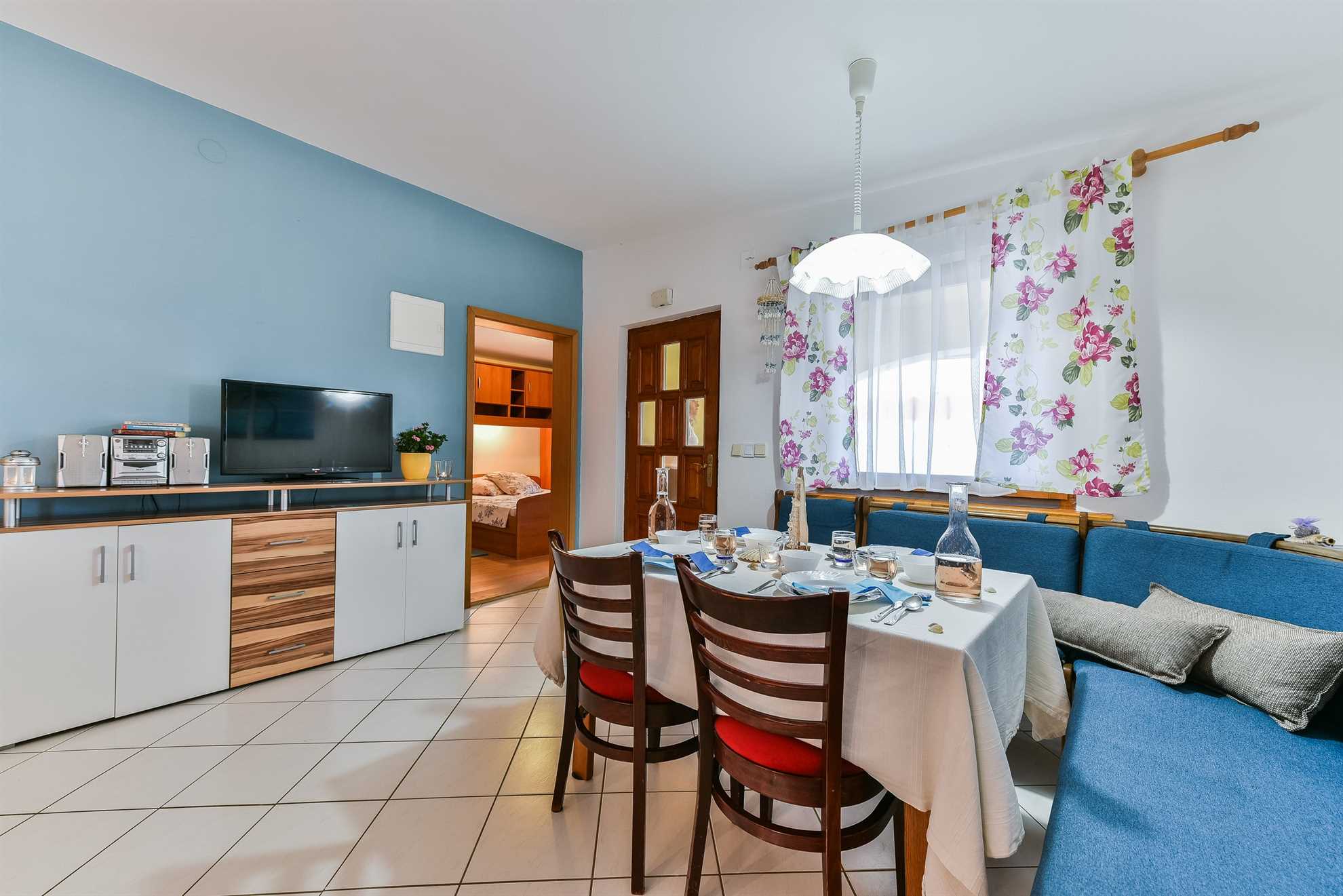 Spacious apartment for 6-8 persons | just 80 m from beach | with sea view
