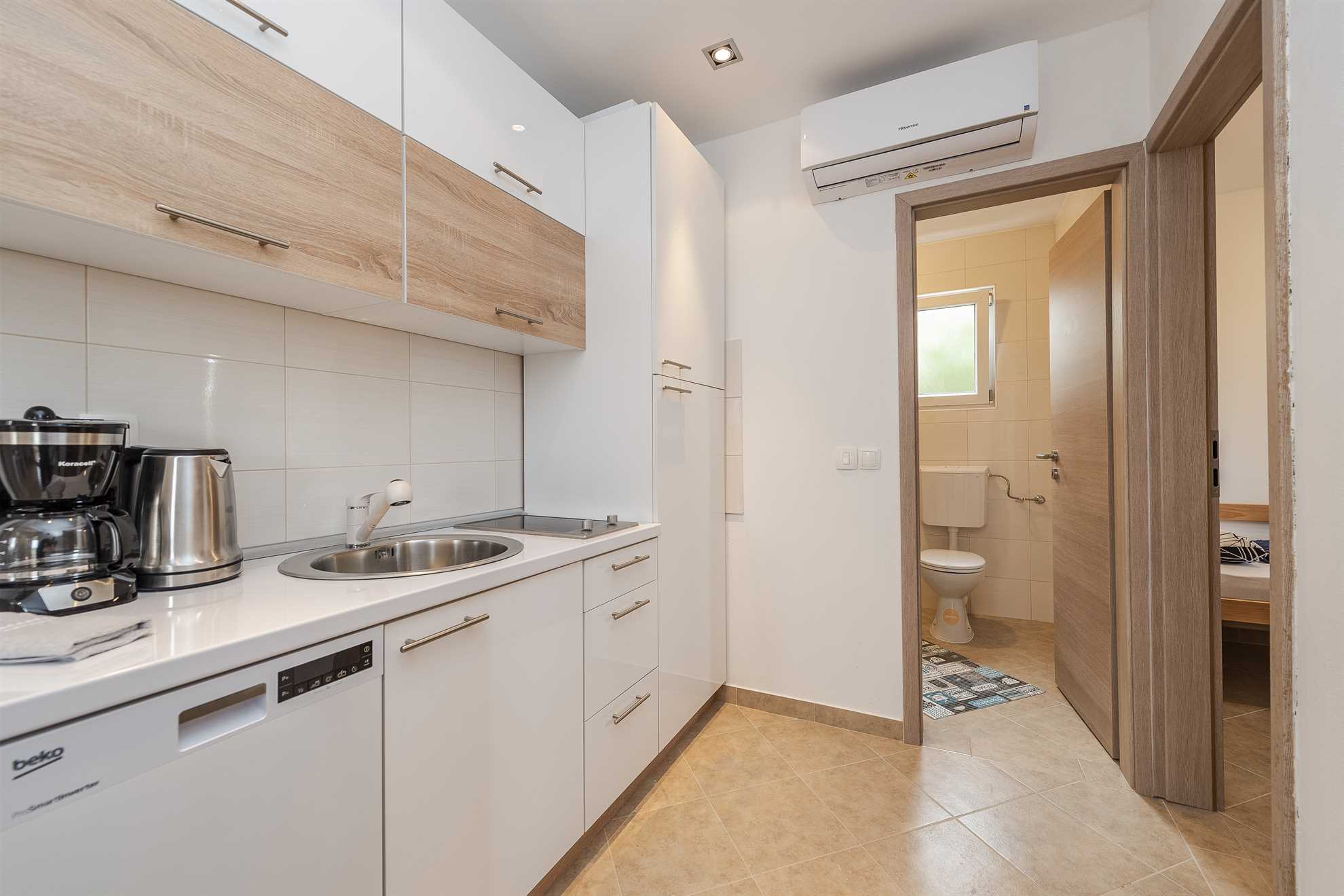Apartment just 100 m from beach | WiFi, air conditioning, parking | for 2-4 persons