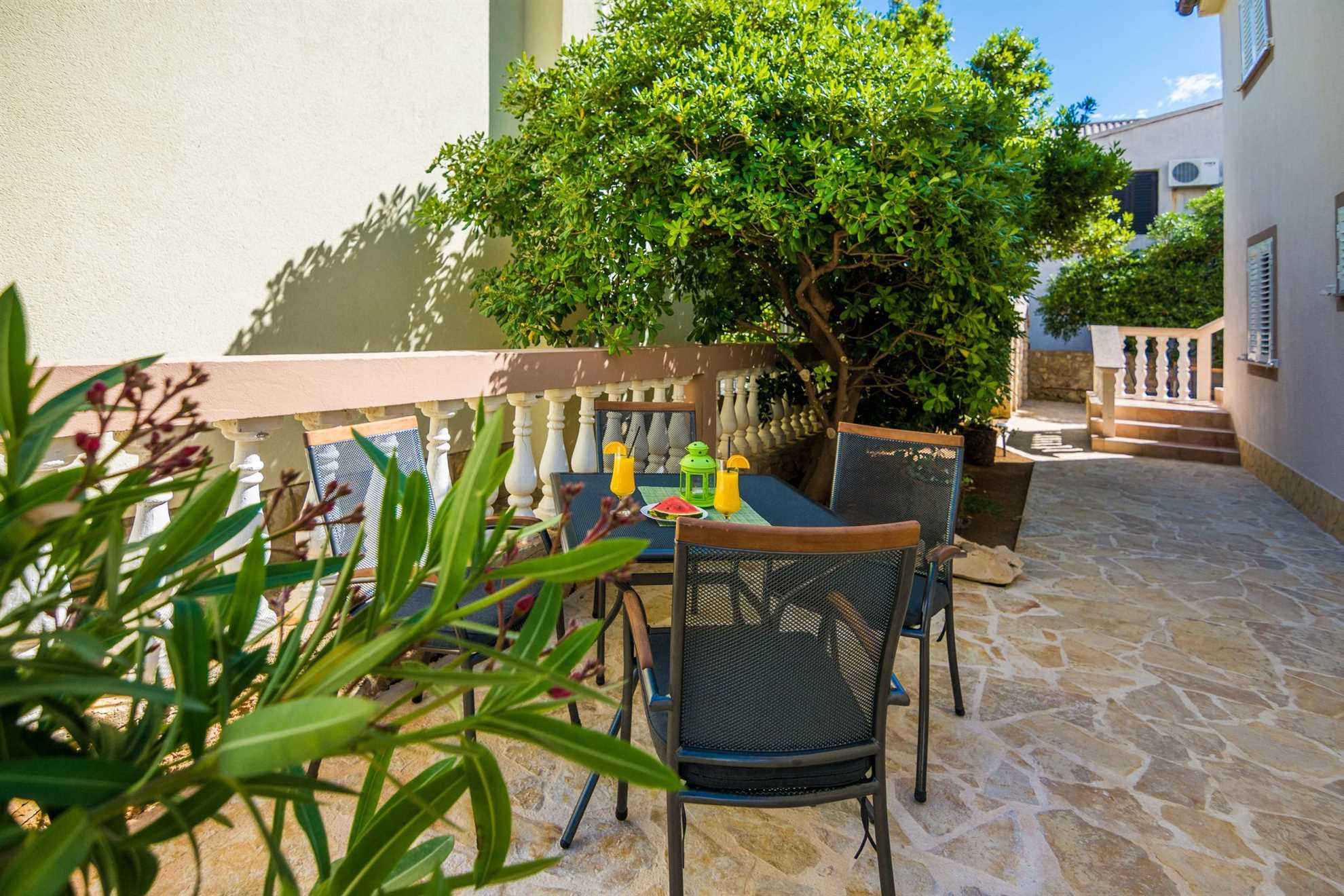 Modern studio apartment for 2 | 250 m from beach | air conditioning, WiFi, satellite tv