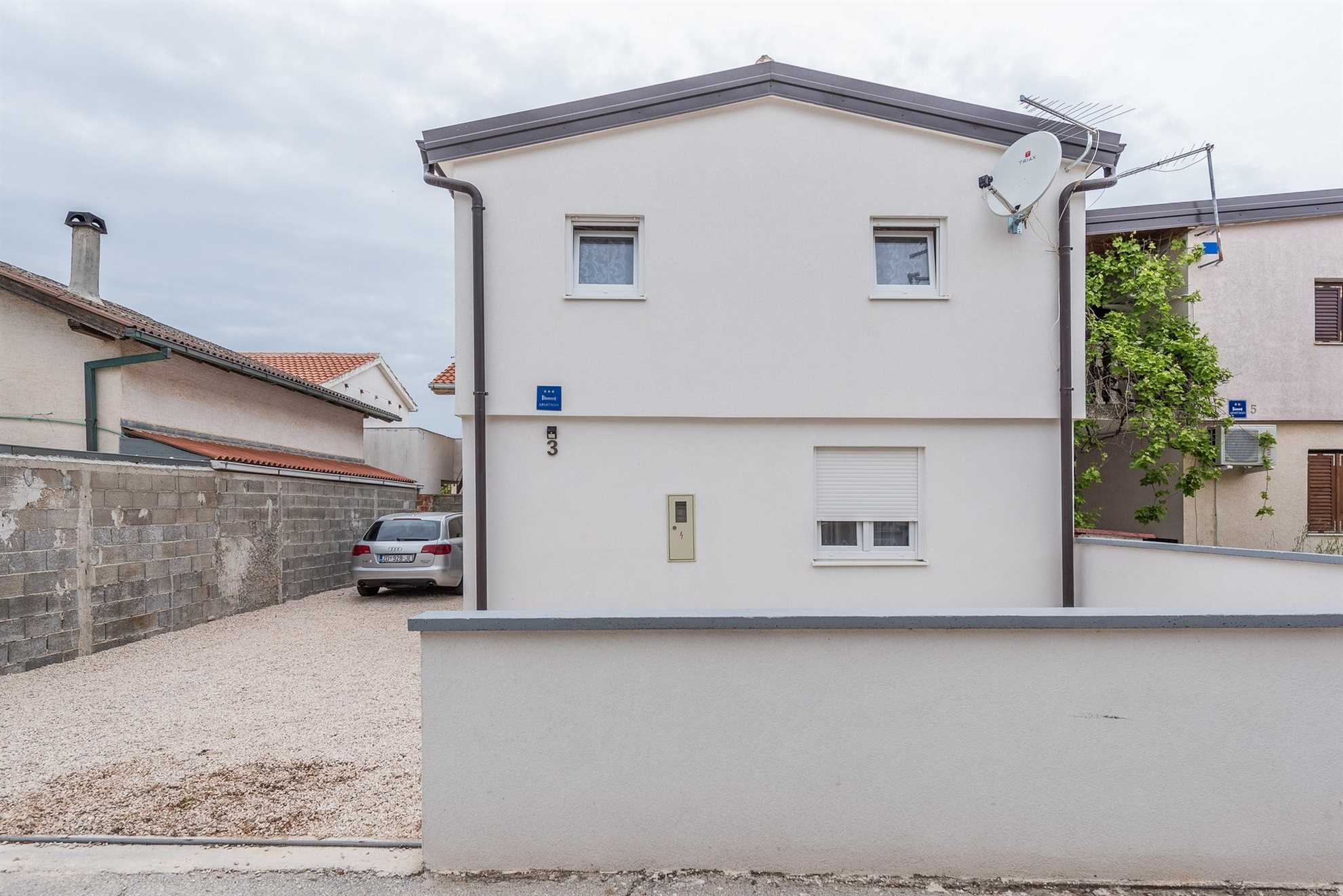Ideal for 4 persons | air conditioning, WiFi, satellite tv, BBQ
