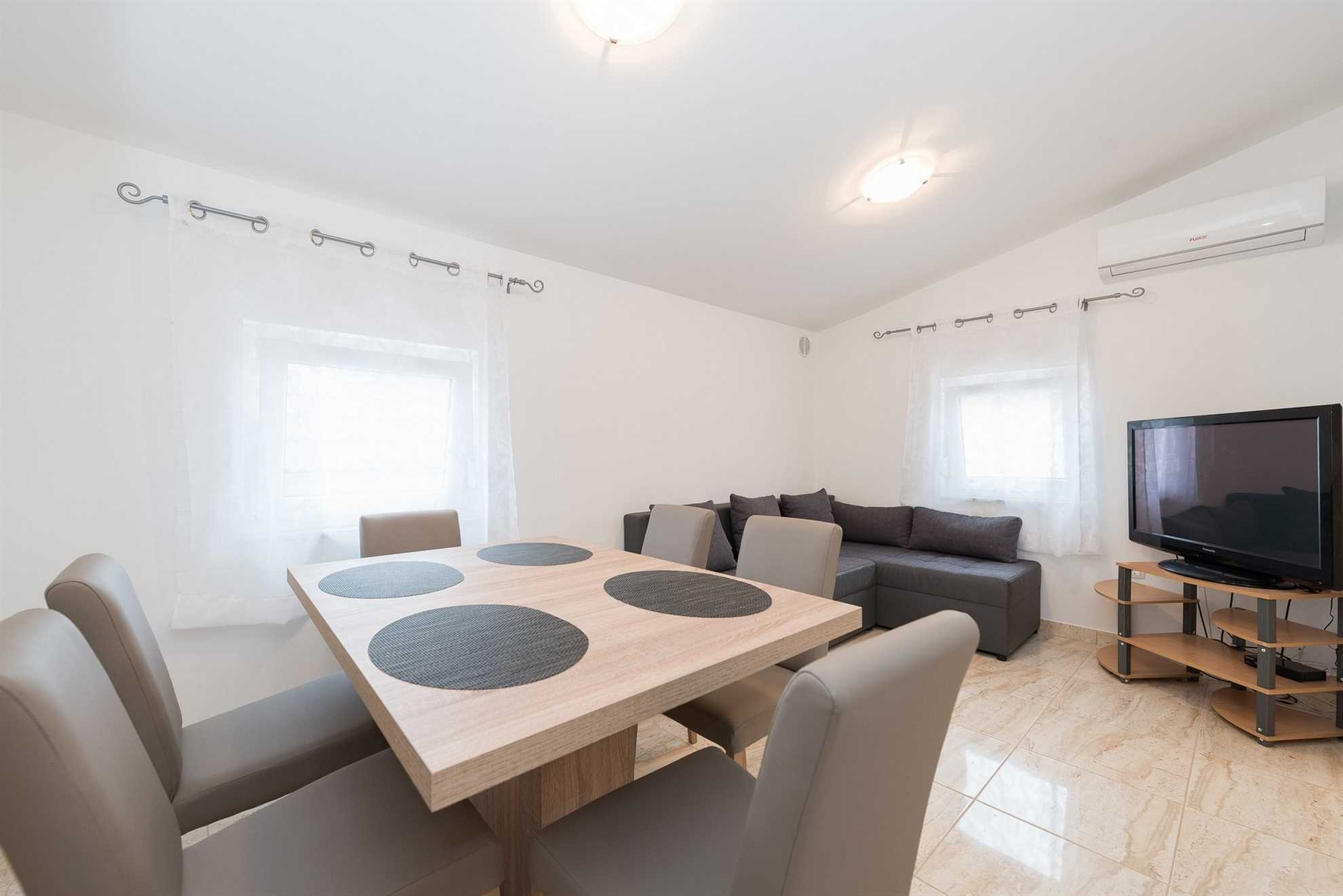 Ideal for 4 persons | air conditioning, WiFi, satellite tv, BBQ