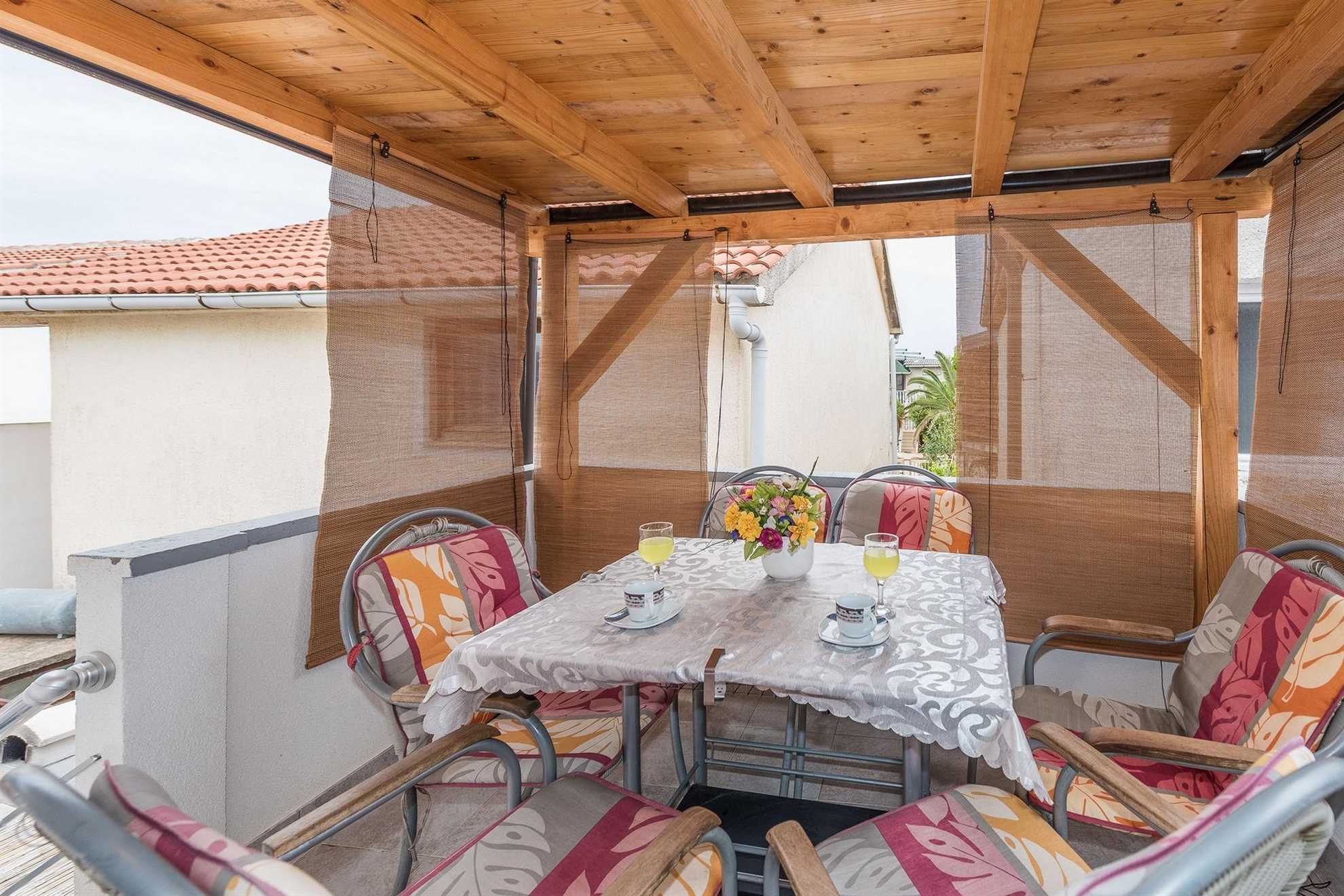 Ideal for 4 persons | air conditioning, WiFi, satellite tv, BBQ