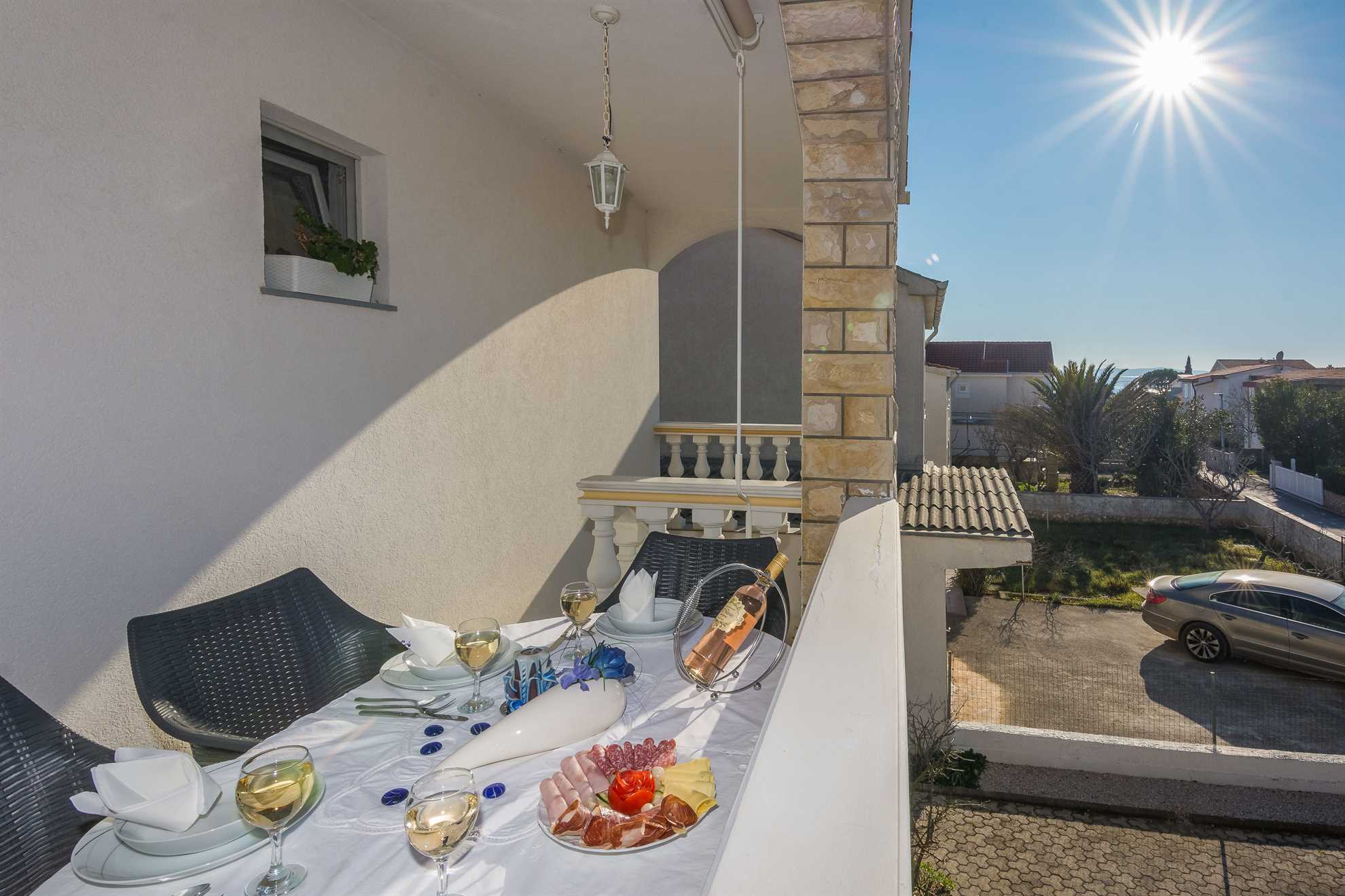 Apartment for 4-6 persons | Air conditioning, satelite tv, wifi Internet | just 150 m from the beach