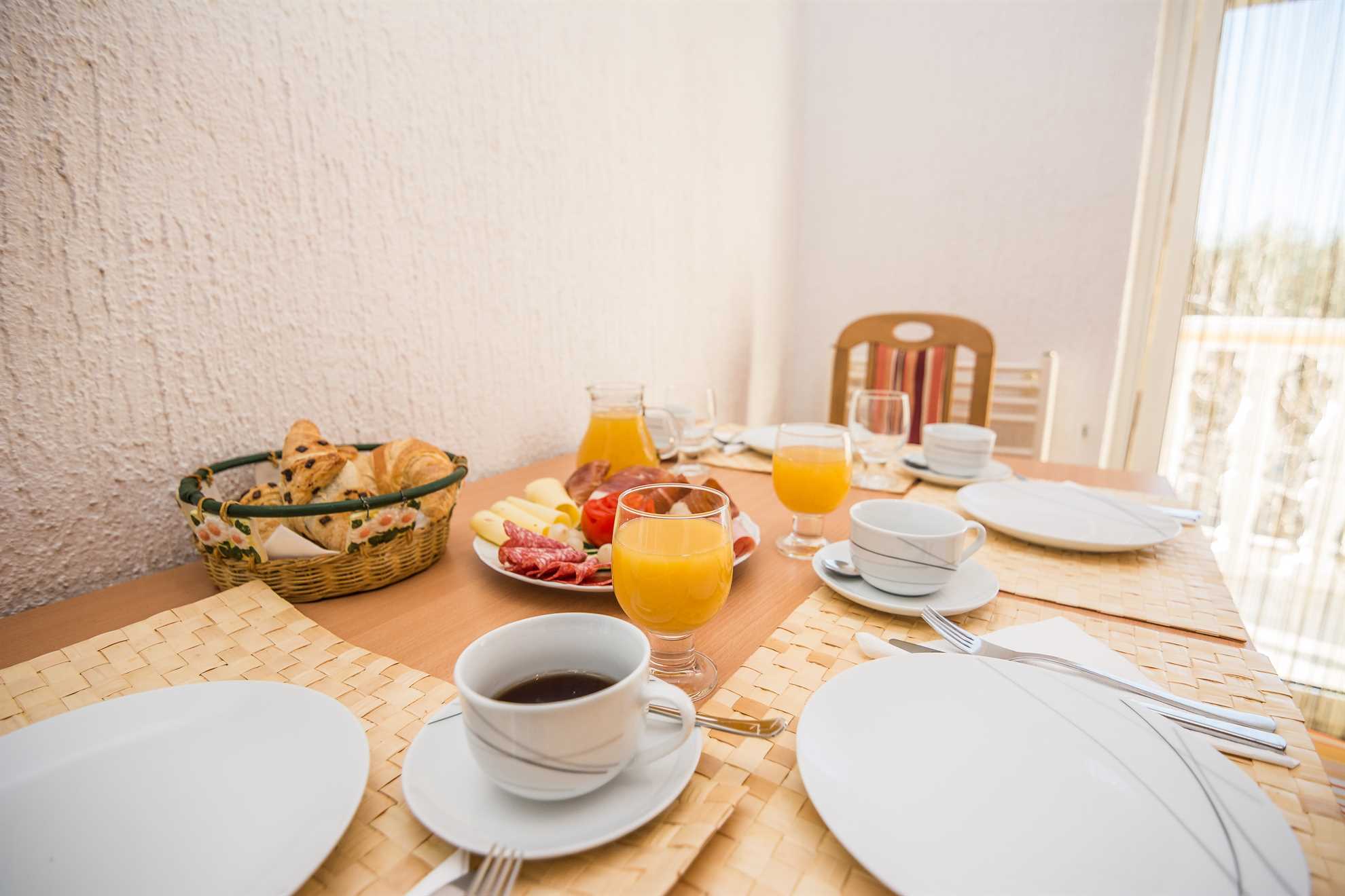 Apartment for 4-6 persons | Air conditioning, satelite tv, wifi Internet | just 150 m from the beach