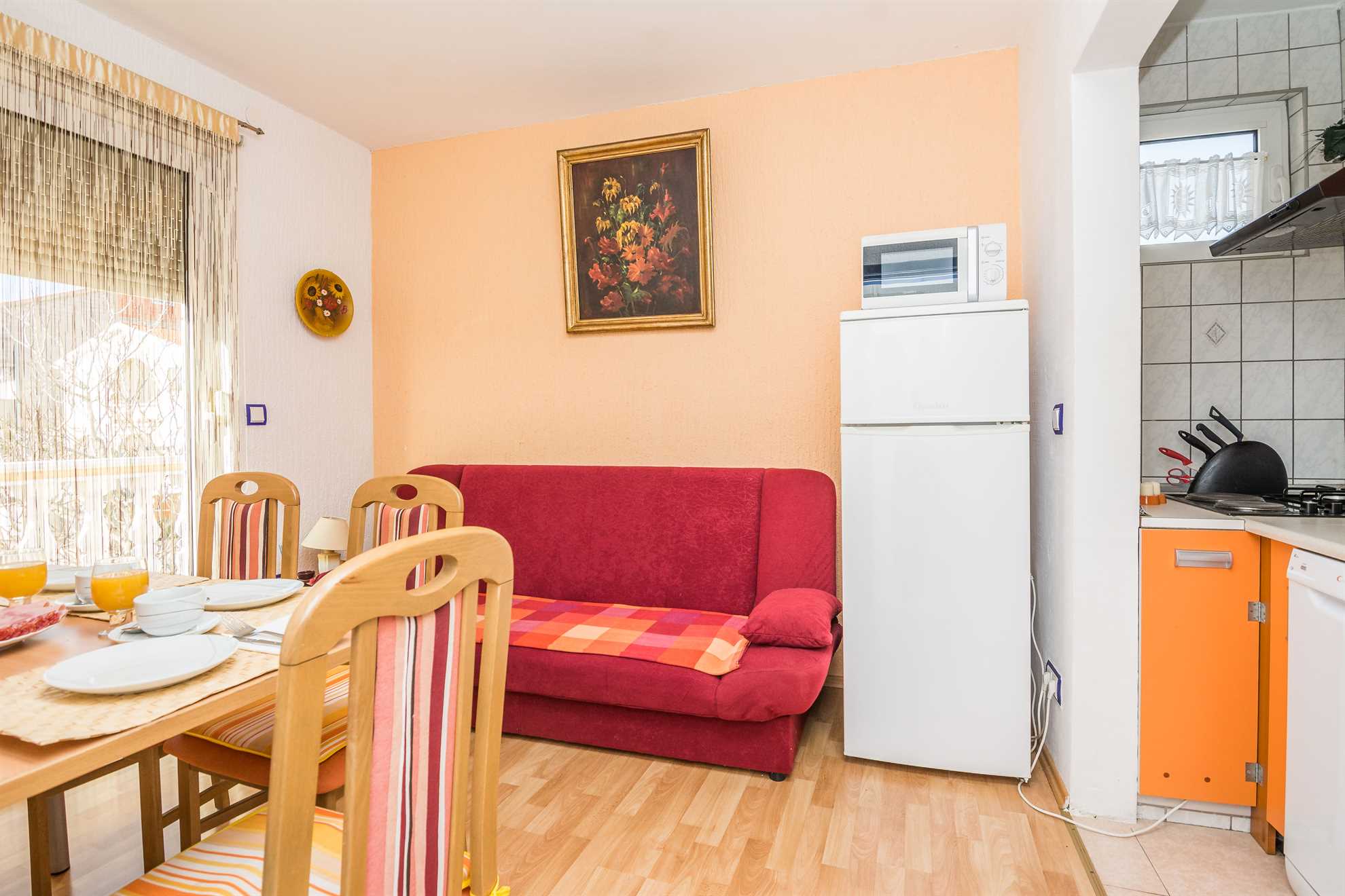 Apartment for 4-6 persons | Air conditioning, satelite tv, wifi Internet | just 150 m from the beach