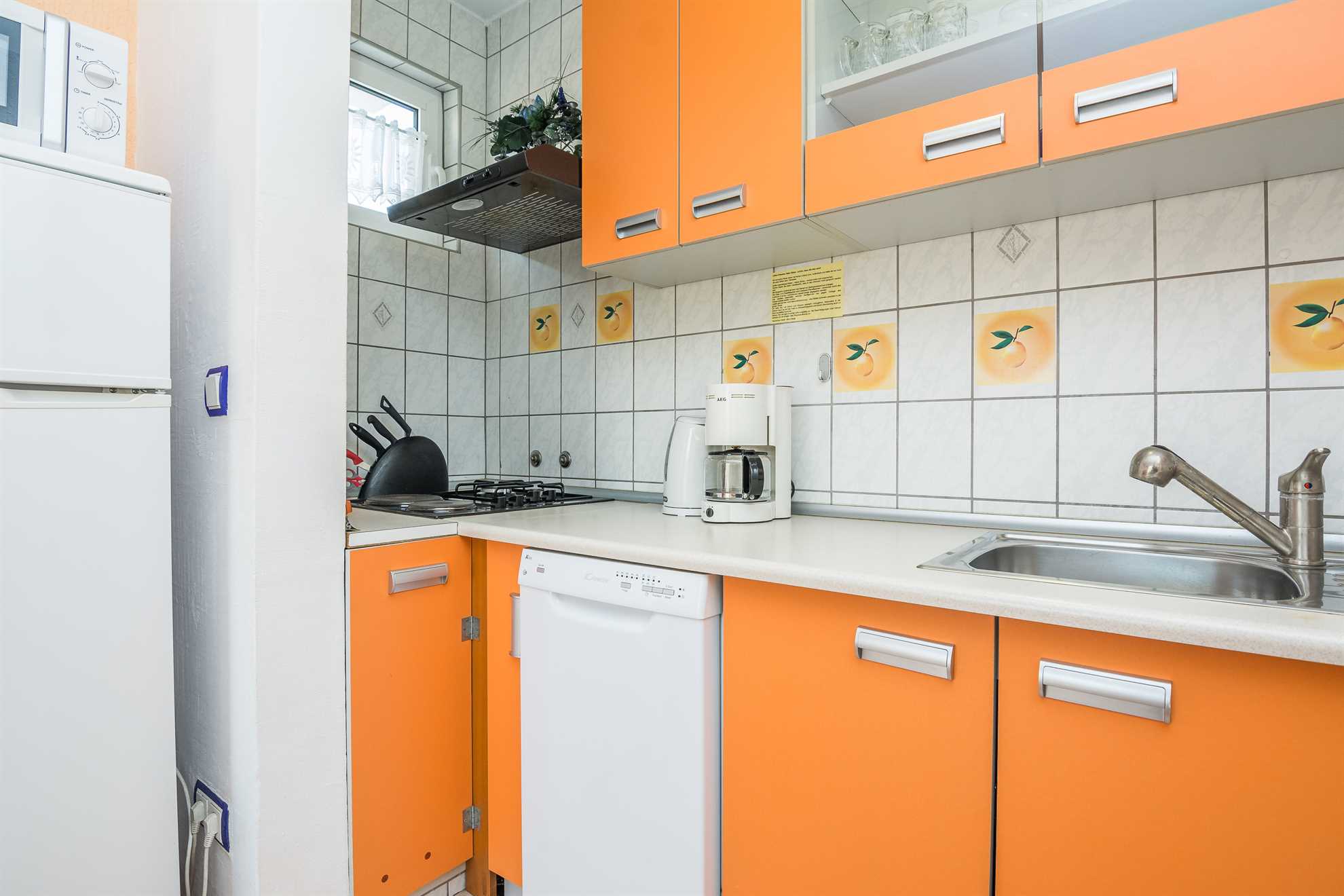 Apartment for 4-6 persons | Air conditioning, satelite tv, wifi Internet | just 150 m from the beach