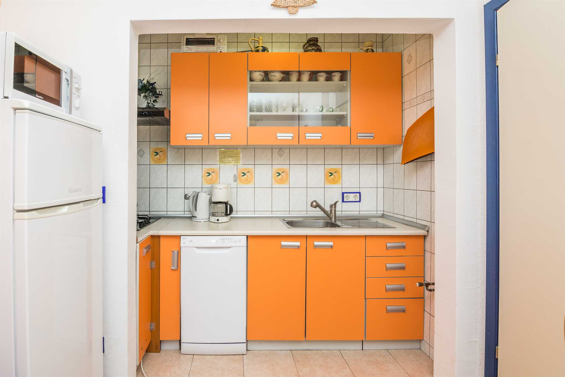 Apartment for 4-6 persons | Air conditioning, satelite tv, wifi Internet | just 150 m from the beach