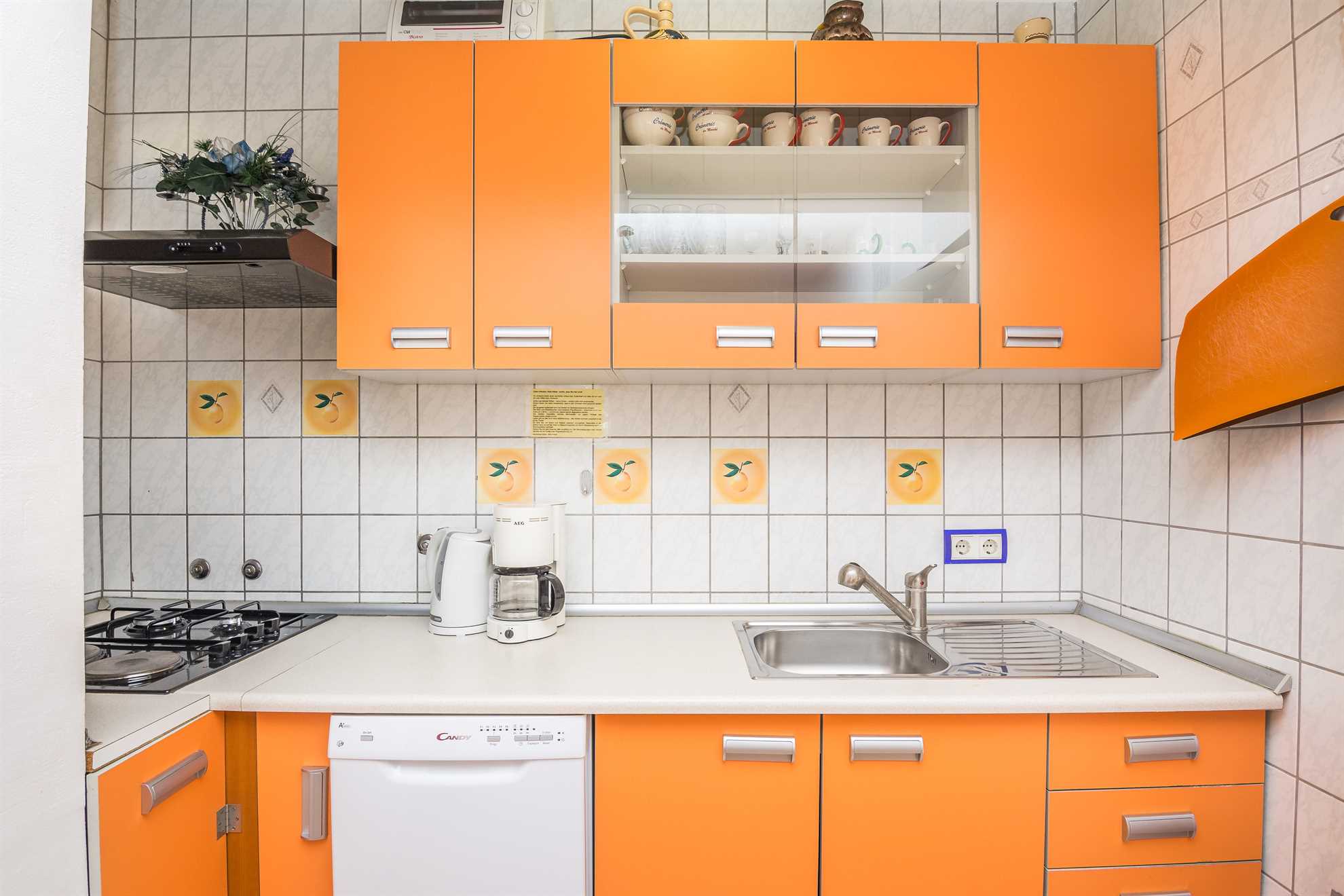 Apartment for 4-6 persons | Air conditioning, satelite tv, wifi Internet | just 150 m from the beach