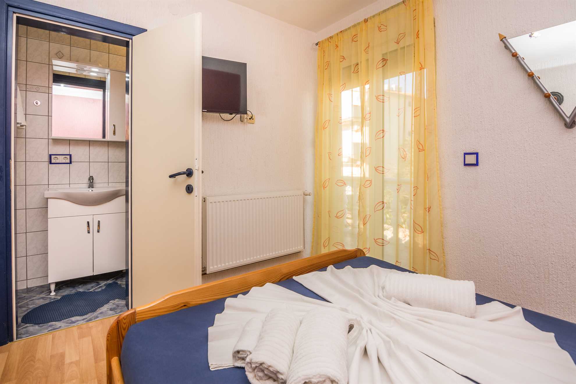 Apartment for 4-6 persons | Air conditioning, satelite tv, wifi Internet | just 150 m from the beach
