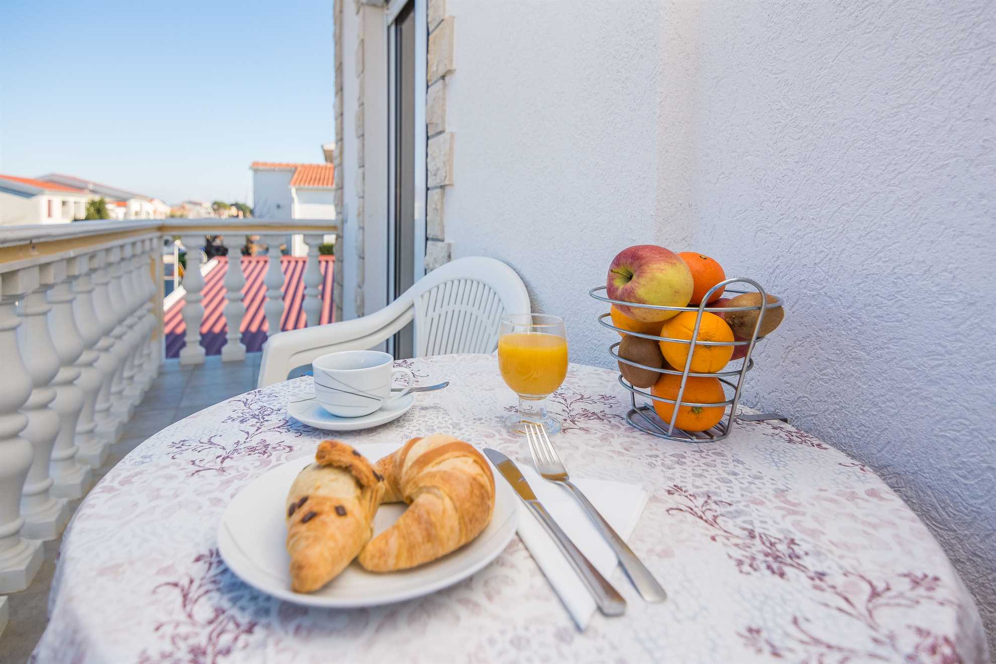 Apartment for 4-6 persons | Air conditioning, satelite tv, wifi Internet | just 150 m from the beach