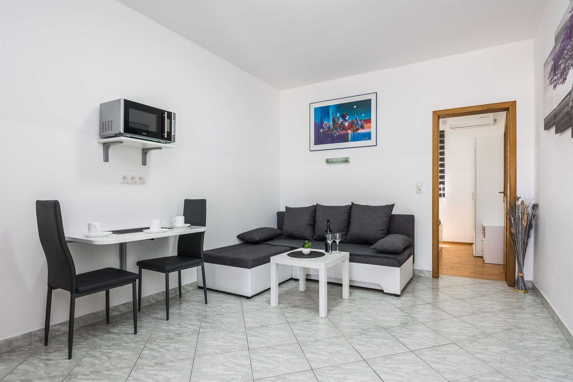 Ideal for 4 persons | air conditioning, WiFi, satellite tv, BBQ