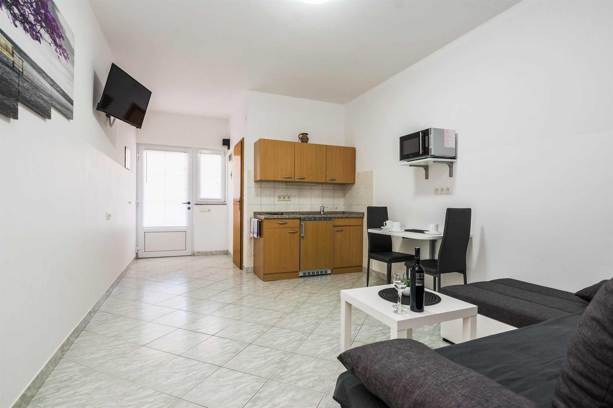 Ideal for 4 persons | air conditioning, WiFi, satellite tv, BBQ