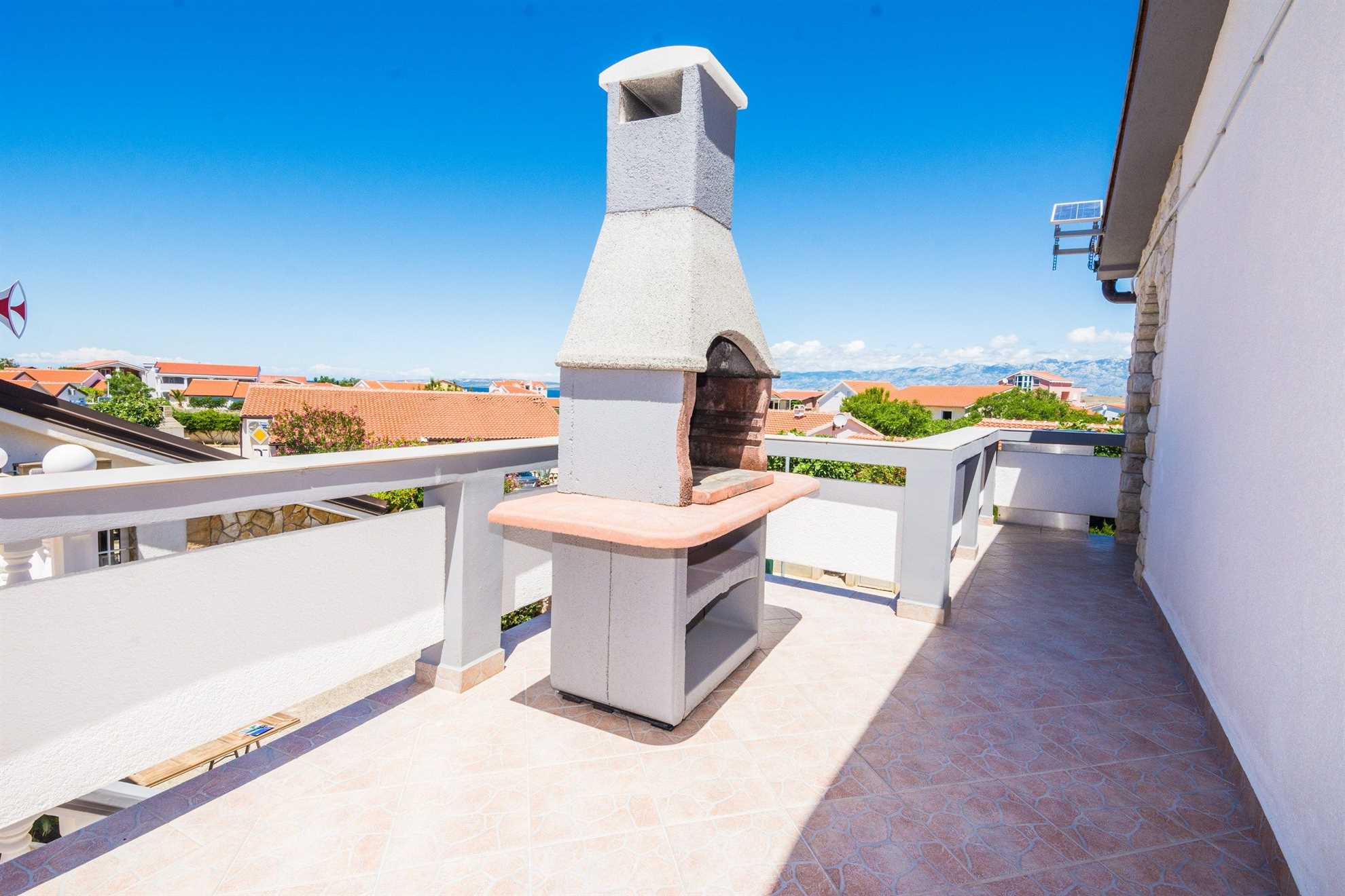 Ideal for 4 persons | air conditioning, WiFi, satellite tv, BBQ