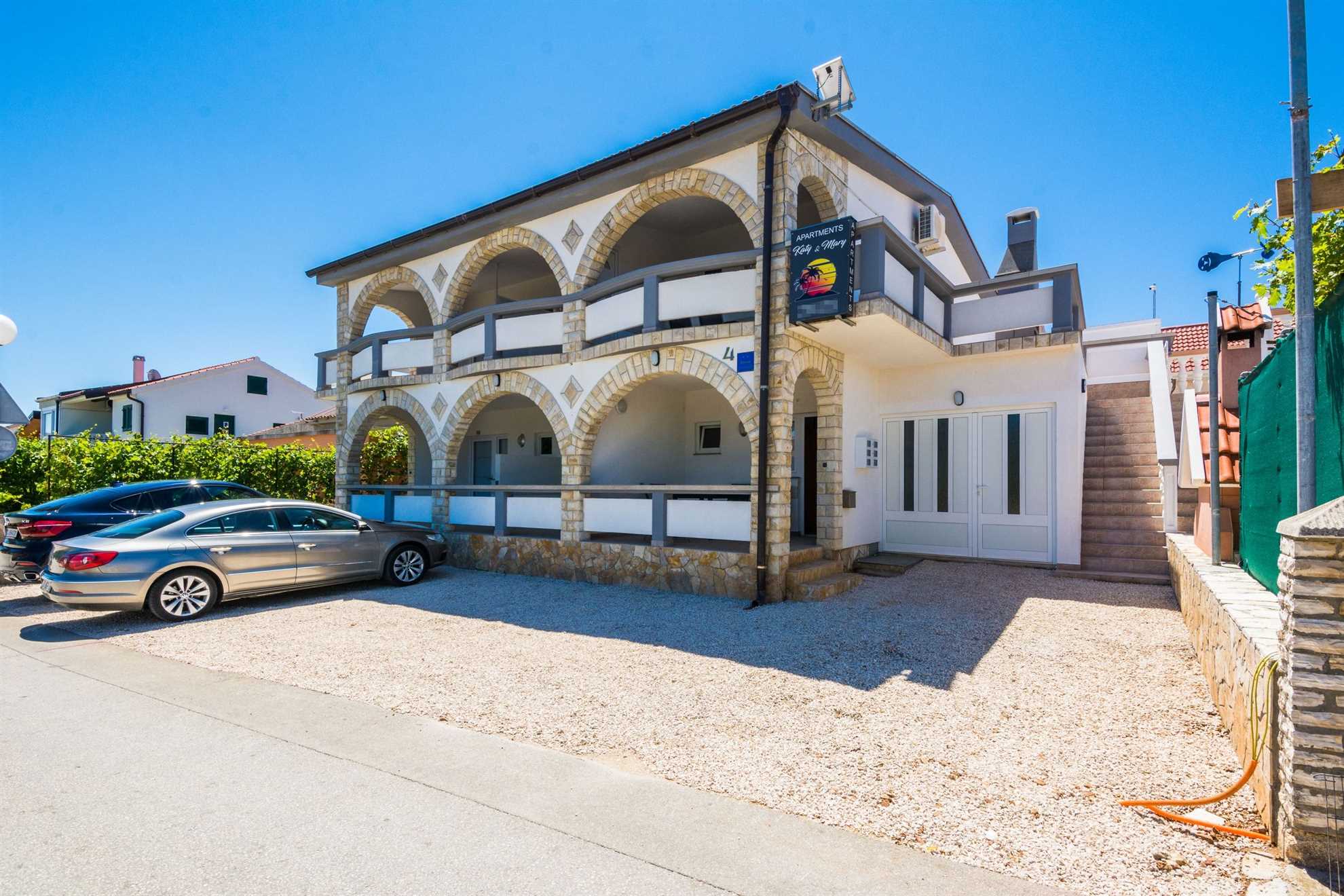 Ideal for 4 persons | air conditioning, WiFi, satellite tv, BBQ