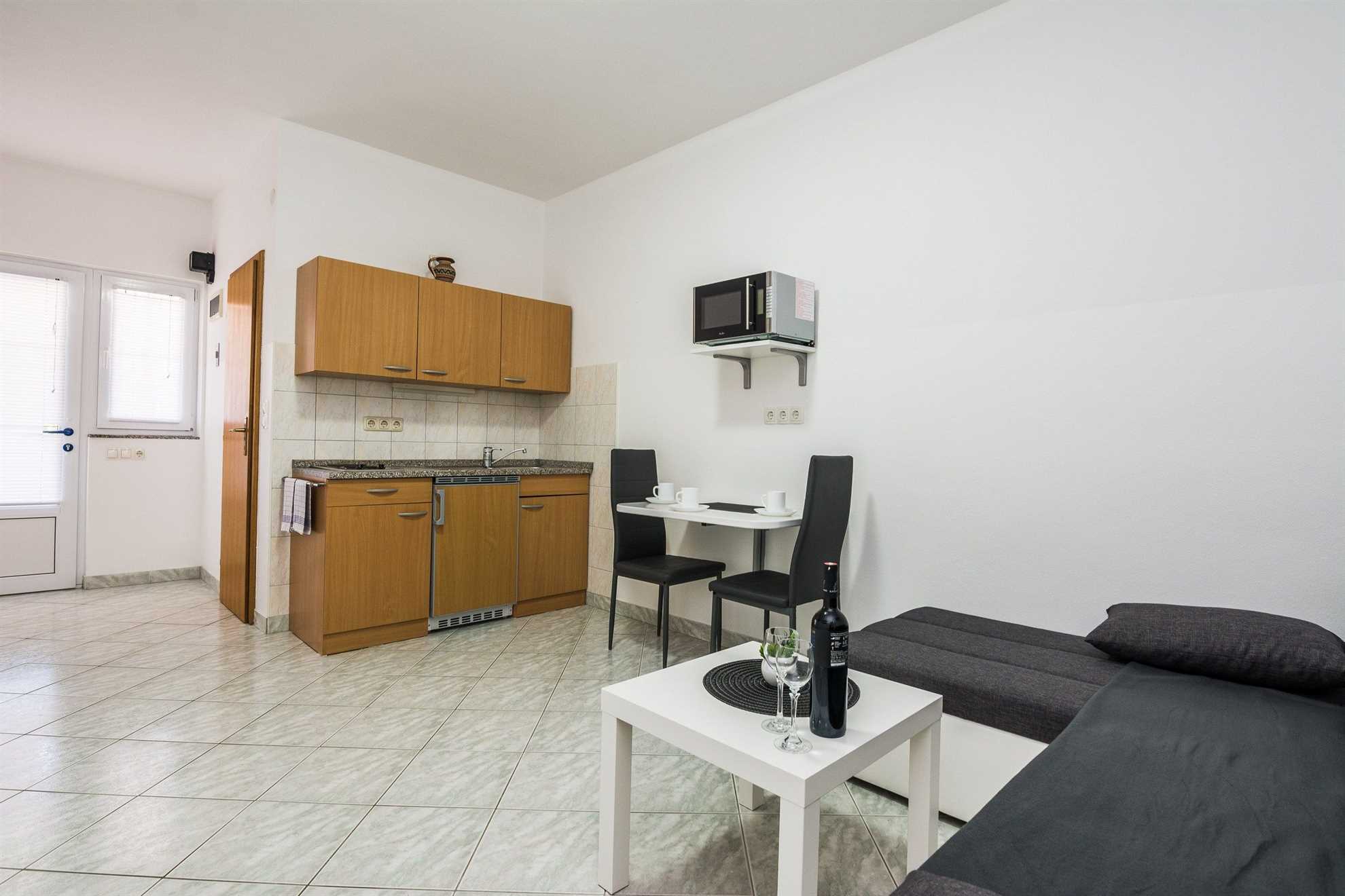 250m from beach | apartment ideal for 4 per.