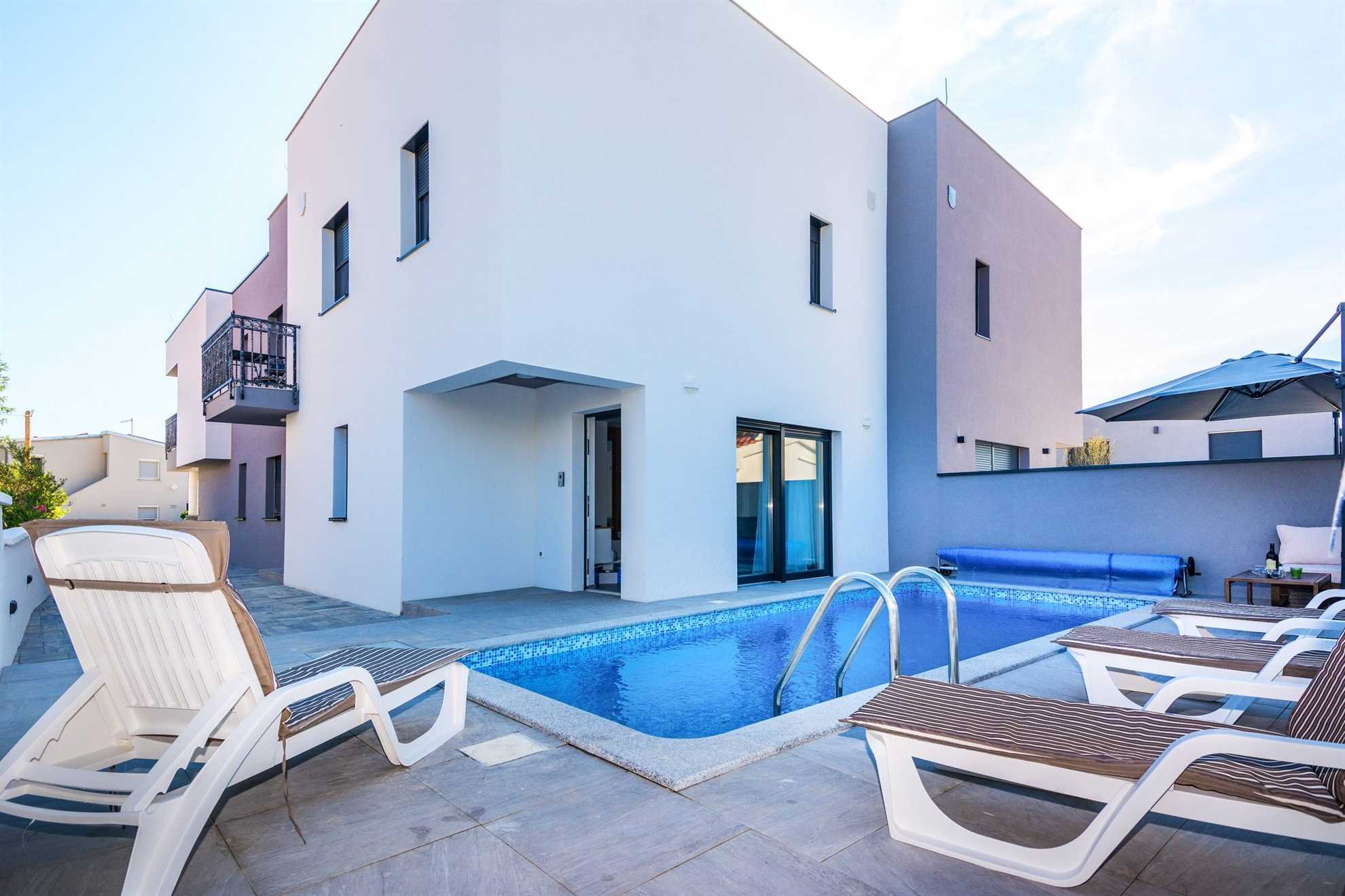 Luxurious | Private pool | Apartment  for 4-6 persons | Air conditioning, satelite tv, wifi Internet